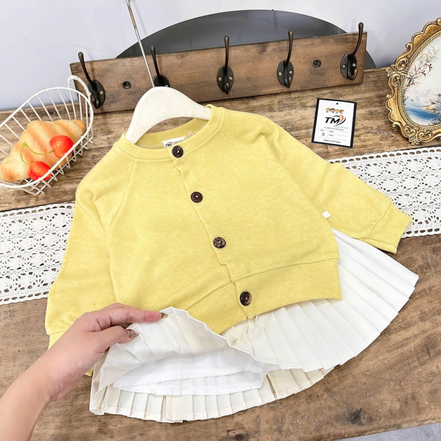 Sét áo len vàng cv dập ly trắng bé gái
