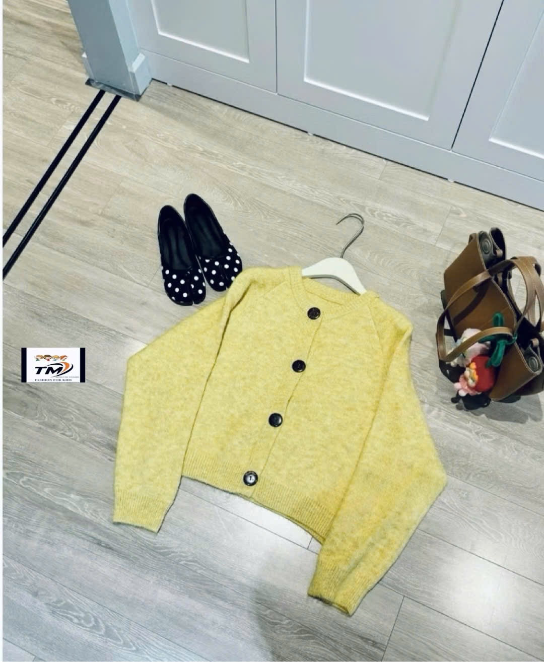 Sét áo len vàng cv dập ly trắng bé gái