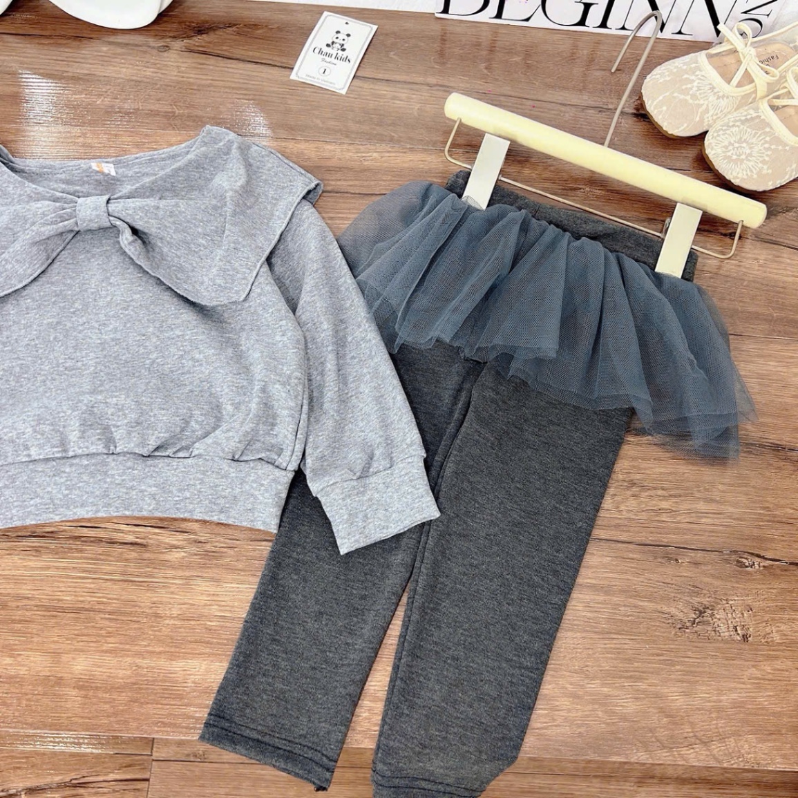 Sét áo ghi nơ quần legging phối voan bé gái