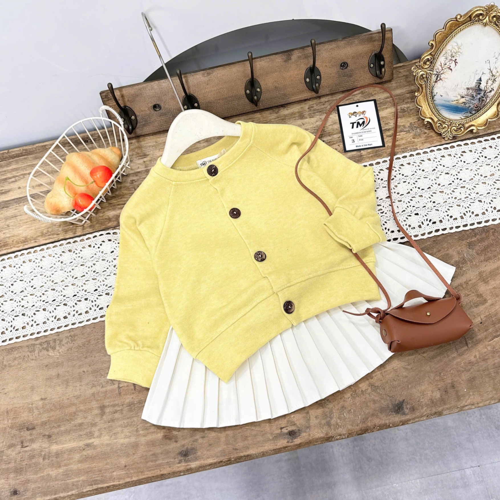 Sét áo len vàng cv dập ly trắng bé gái