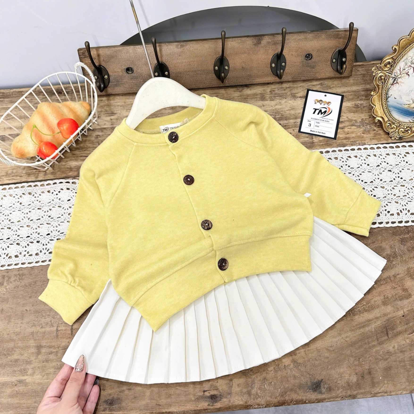 Sét áo len vàng cv dập ly trắng bé gái