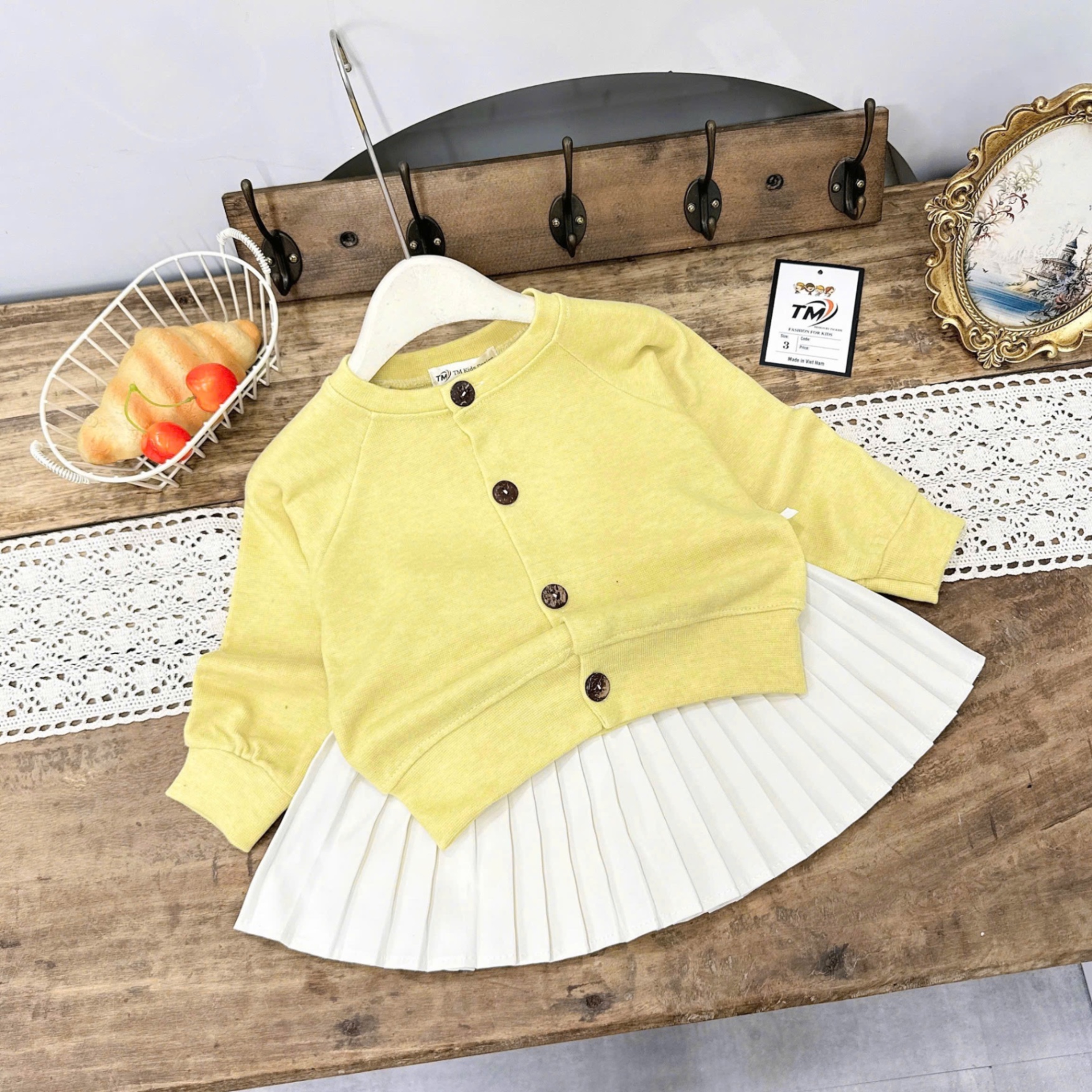 Sét áo len vàng cv dập ly trắng bé gái