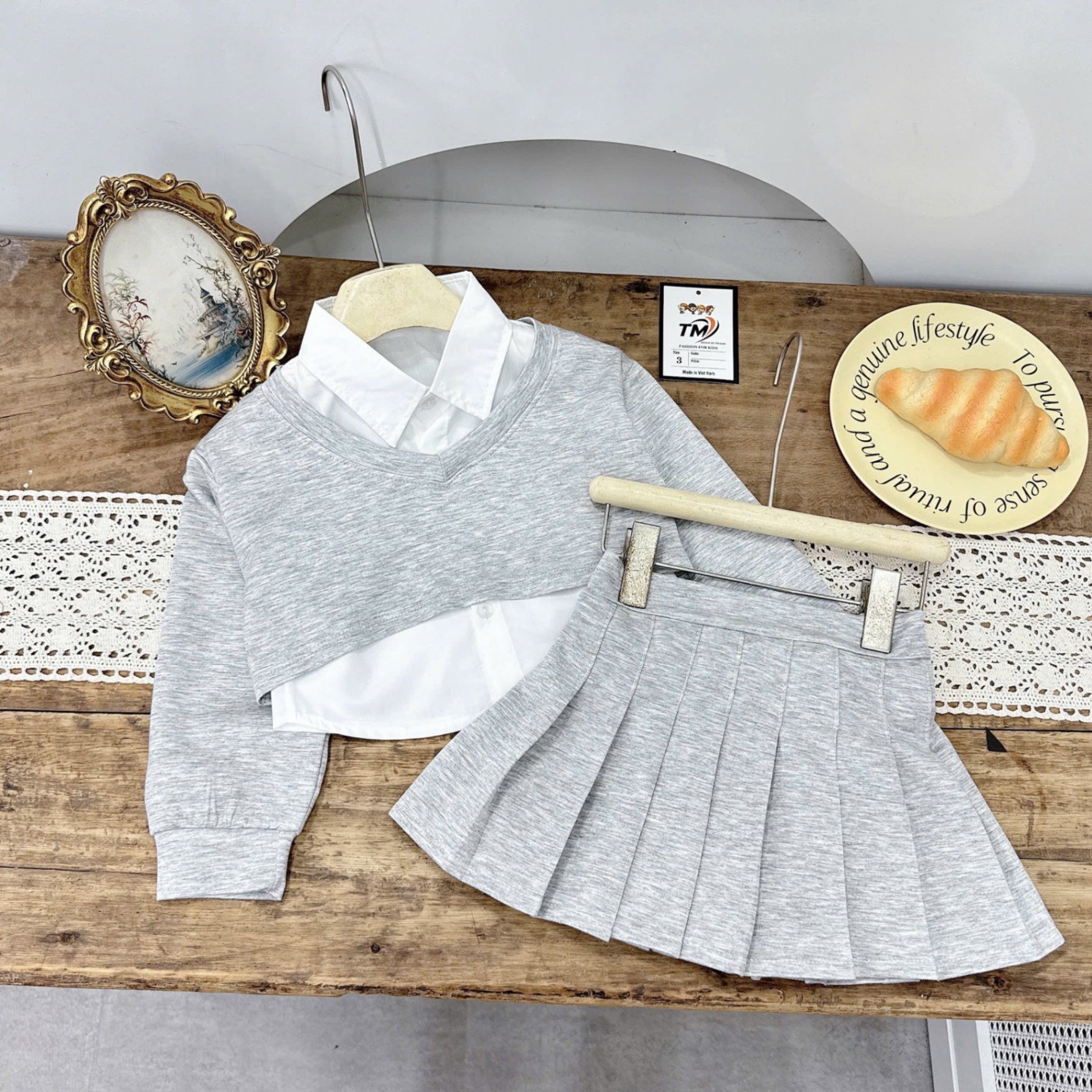 Sét 3 chi tiết áo sơ mi kèm ảo và cv nỉ bé gái tm