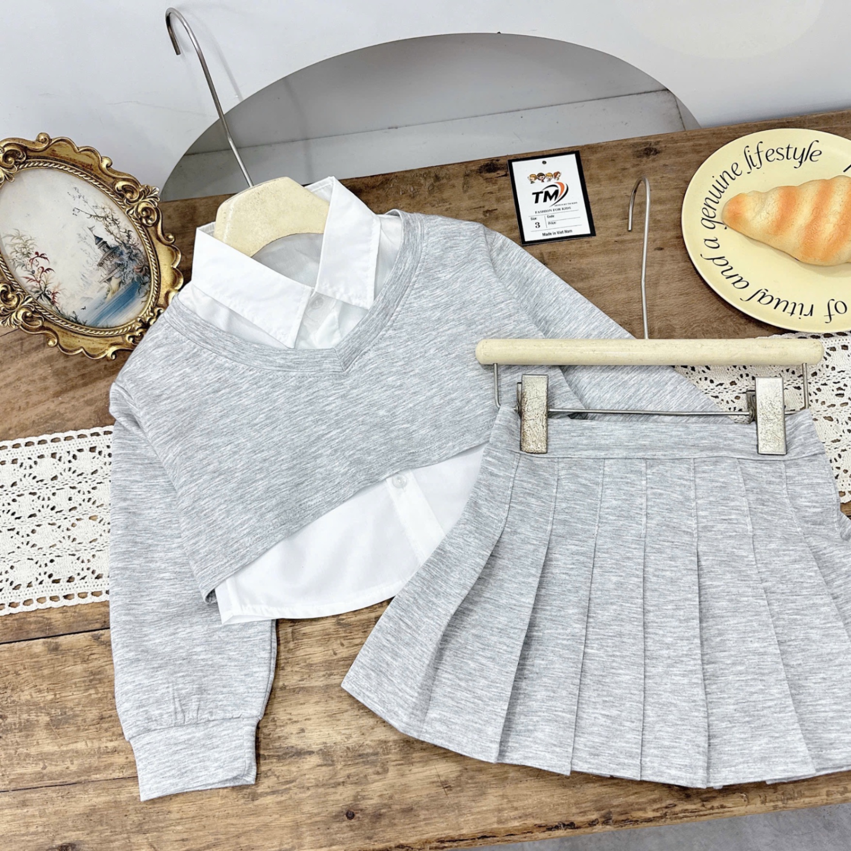 Sét 3 chi tiết áo sơ mi kèm ảo và cv nỉ bé gái tm