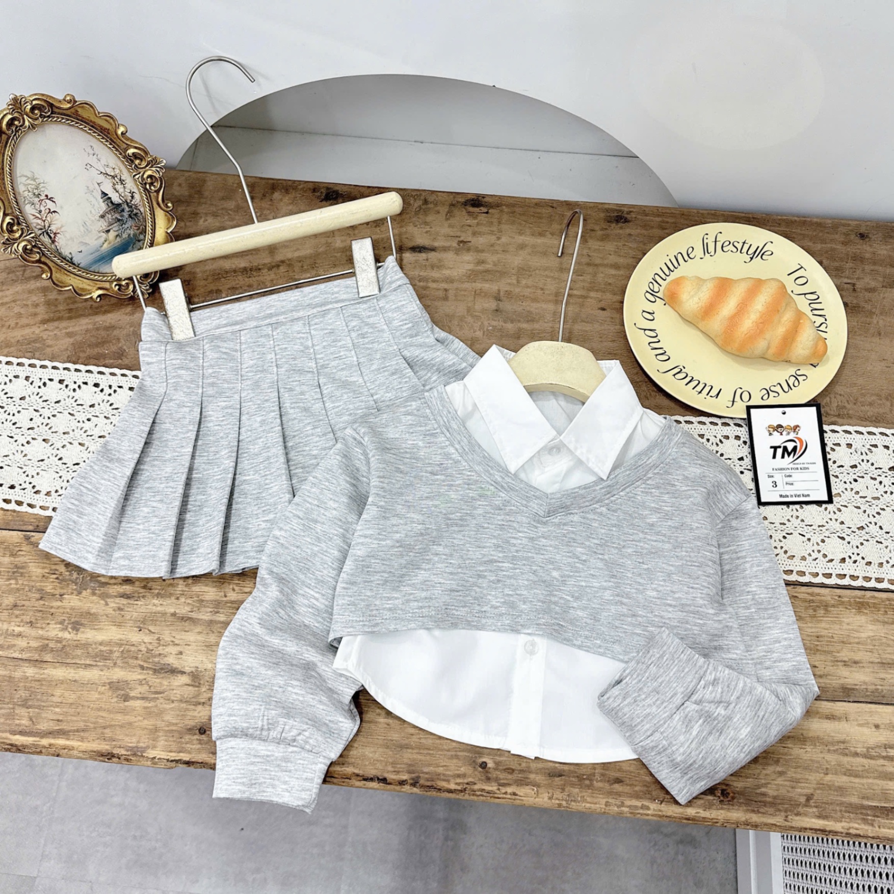 Sét 3 chi tiết áo sơ mi kèm ảo và cv nỉ bé gái tm