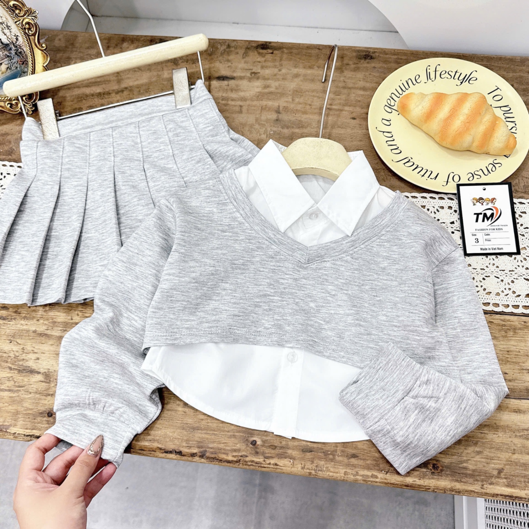 Sét 3 chi tiết áo sơ mi kèm ảo và cv nỉ bé gái tm