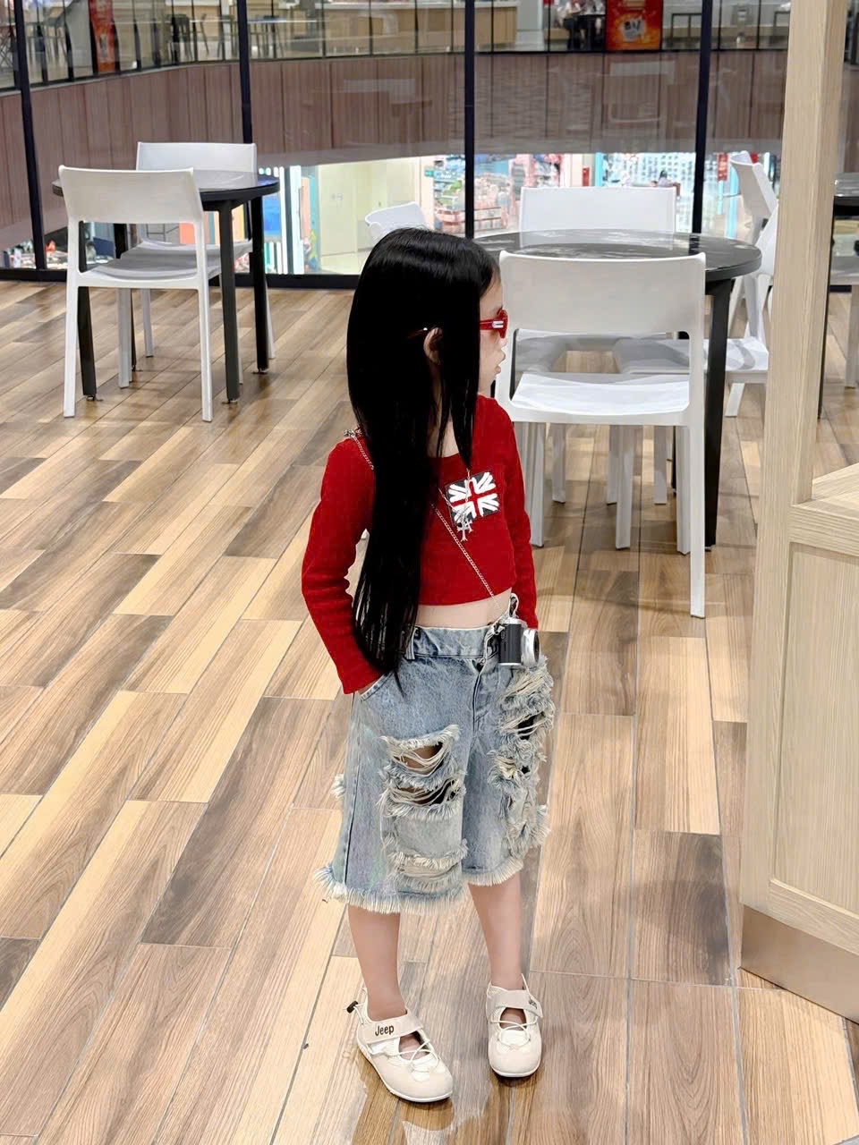 Sét áo đỏ dài tay quần sooc bò rách bé gái