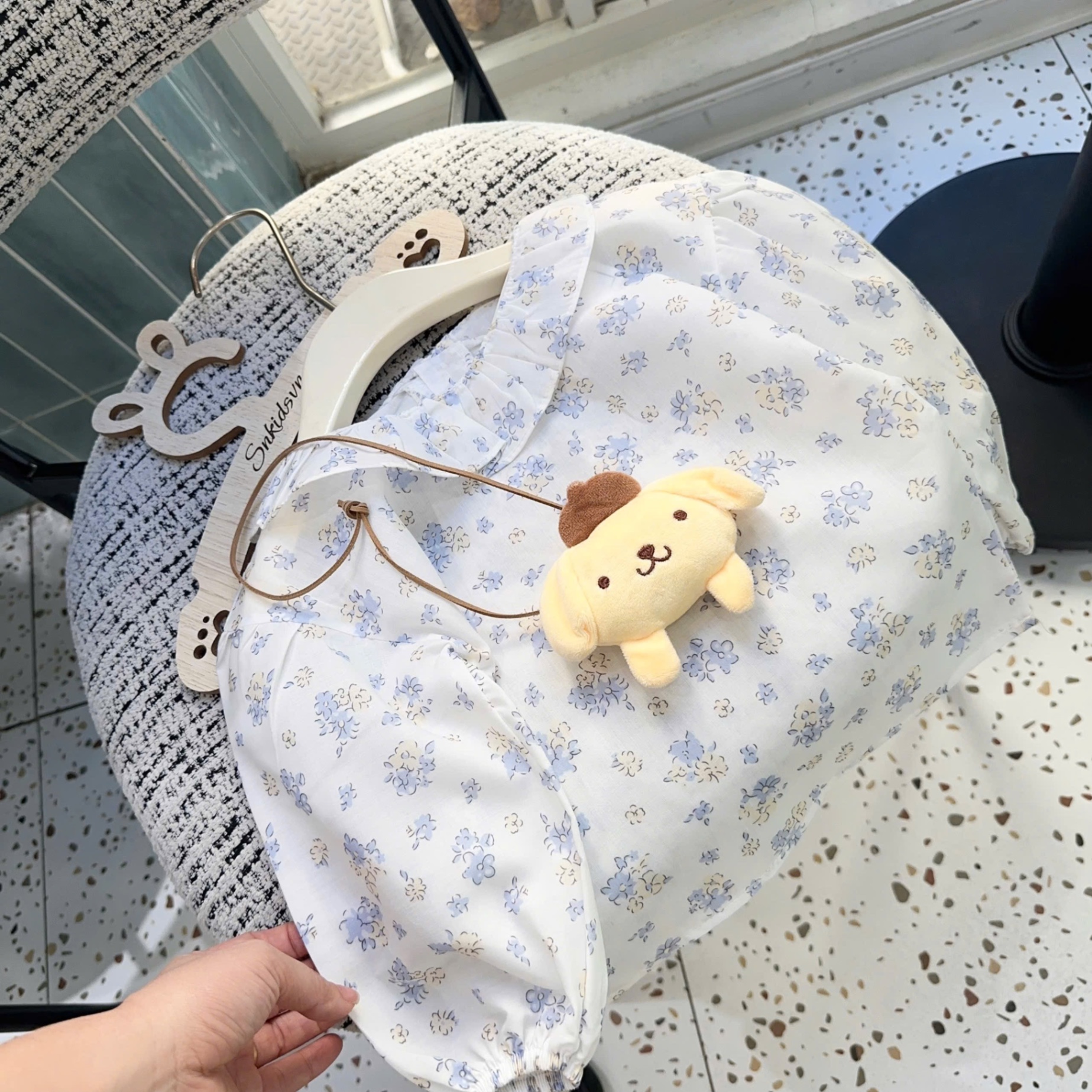 Sét yếm bò giấy kèm áo hoa bé gái