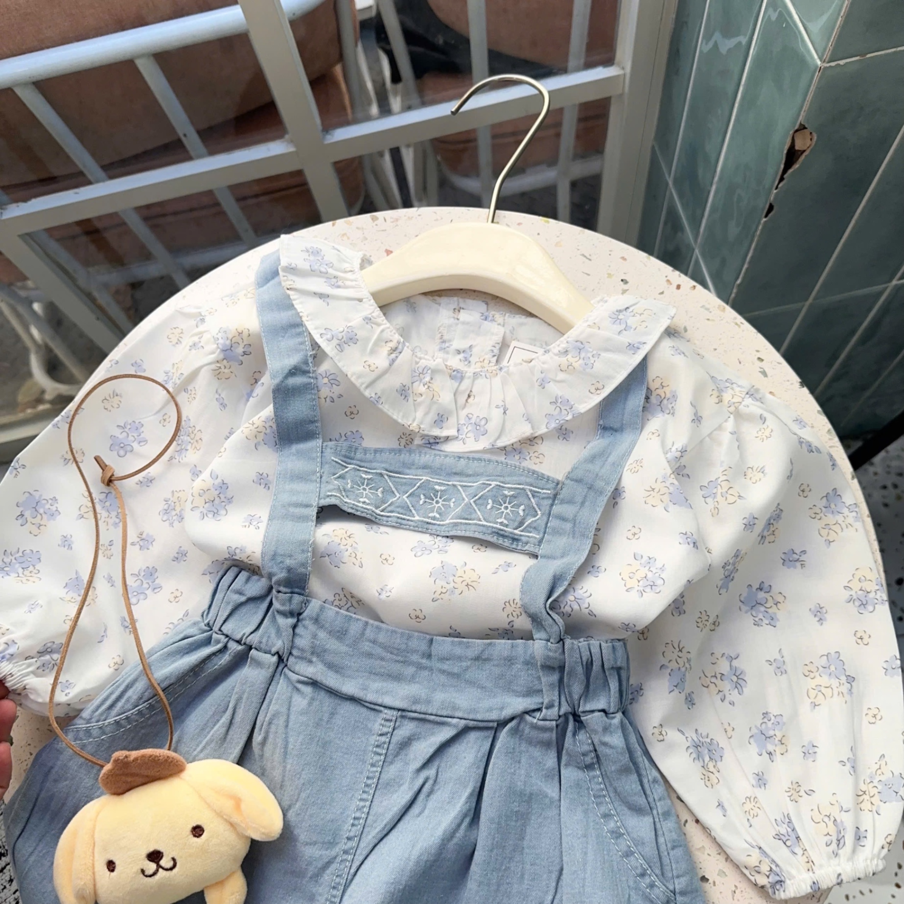 Sét yếm bò giấy kèm áo hoa bé gái