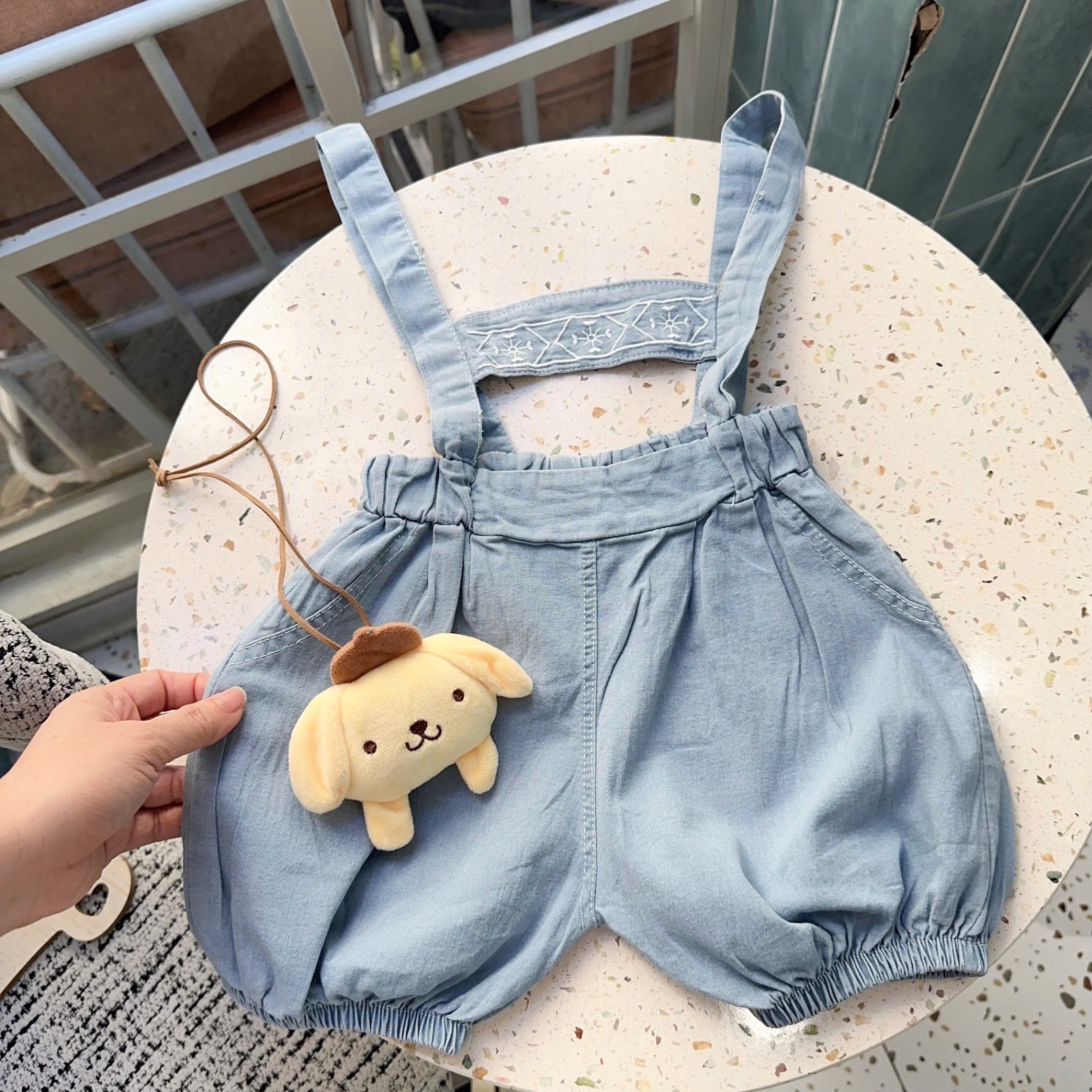 Sét yếm bò giấy kèm áo hoa bé gái