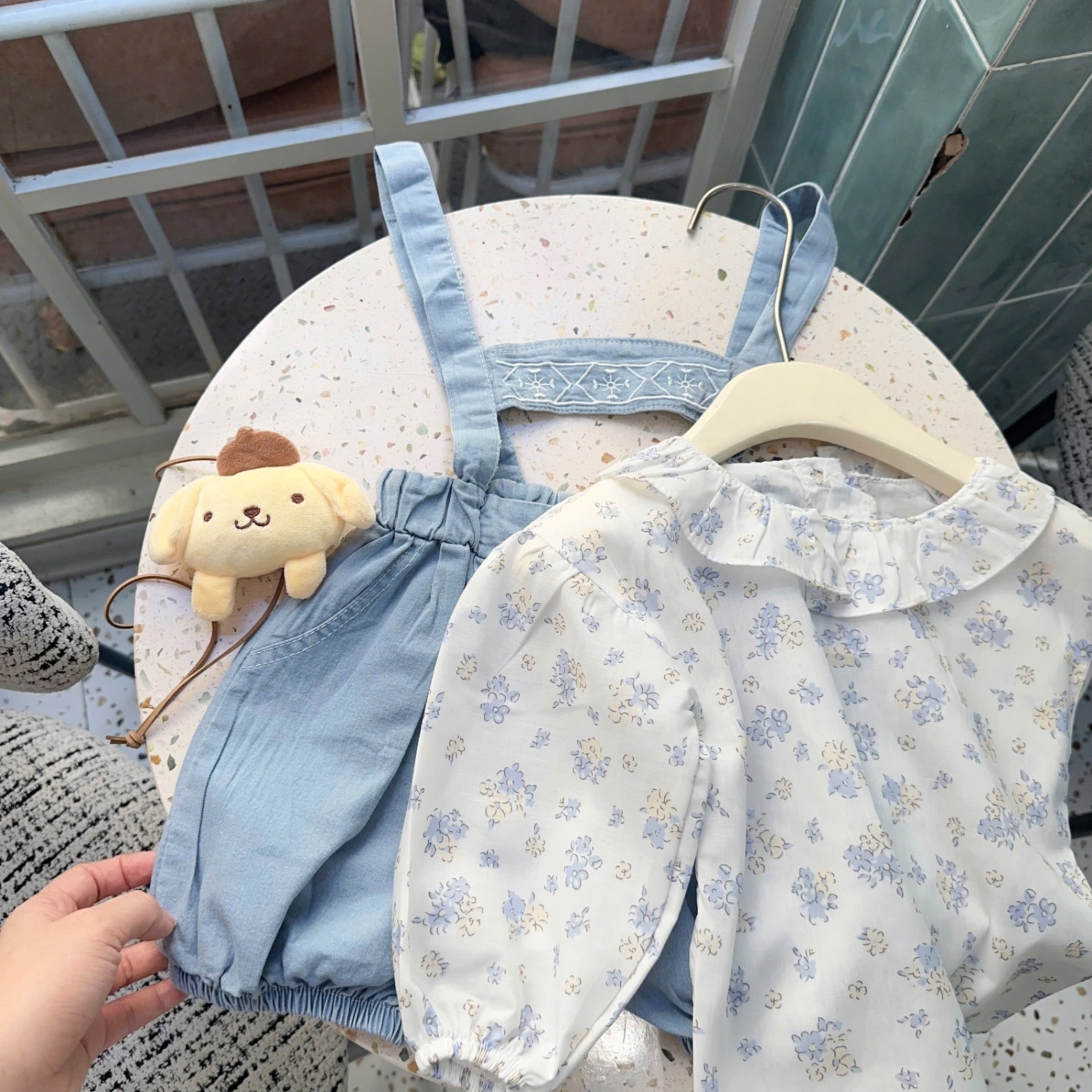 Sét yếm bò giấy kèm áo hoa bé gái