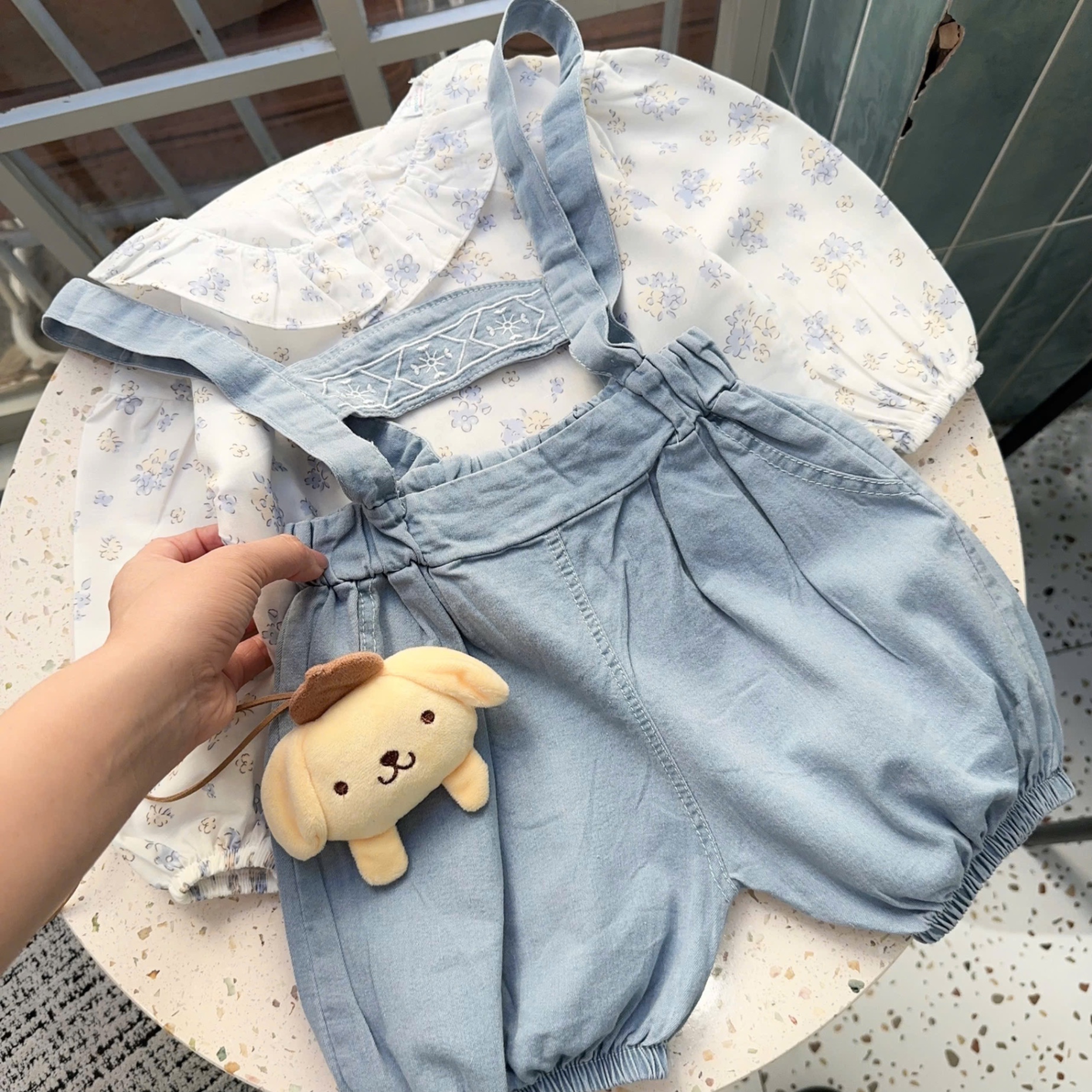 Sét yếm bò giấy kèm áo hoa bé gái