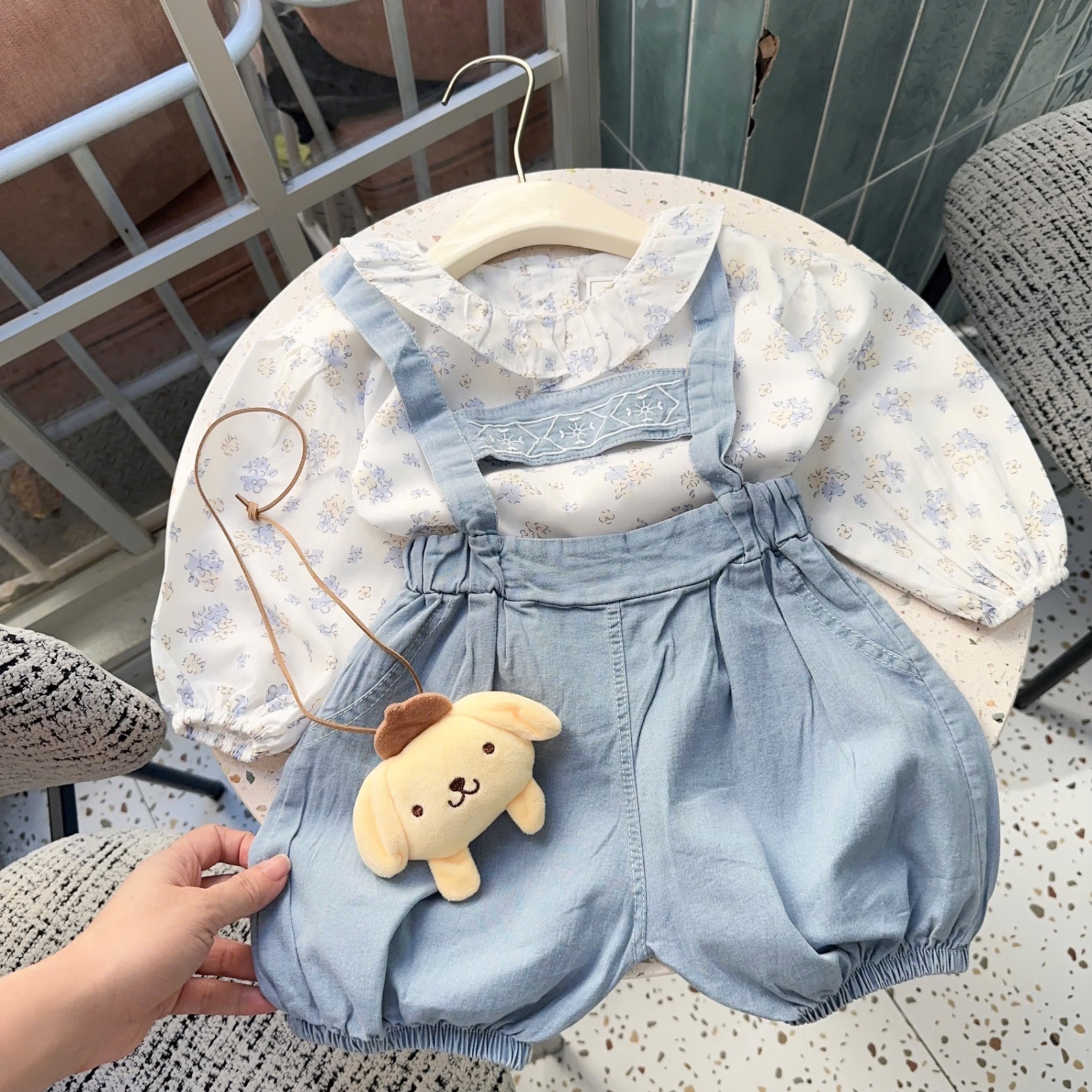 Sét yếm bò giấy kèm áo hoa bé gái