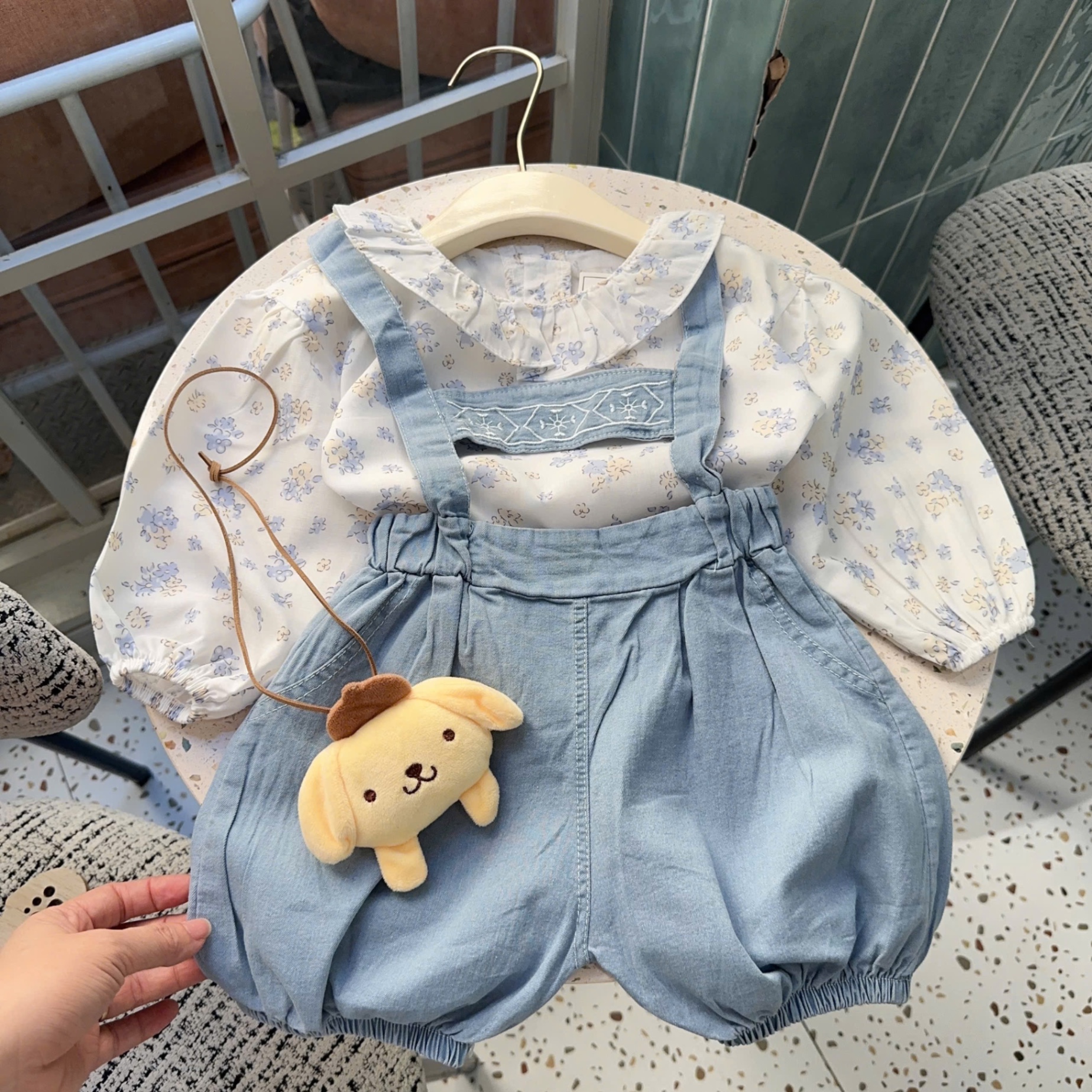 Sét yếm bò giấy kèm áo hoa bé gái