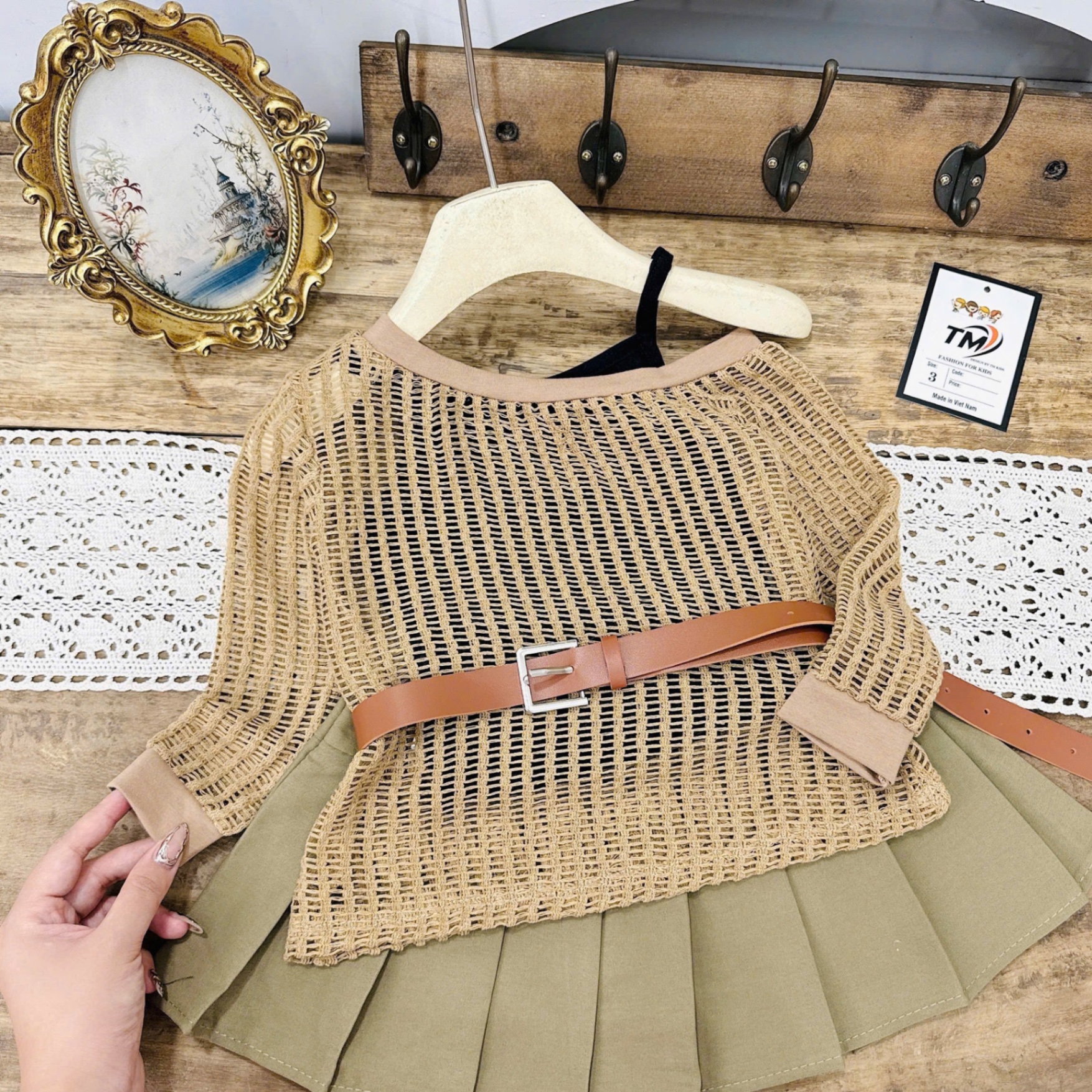 Sét 4 chi tiết áo lưới nâu cv dập ly bé gái