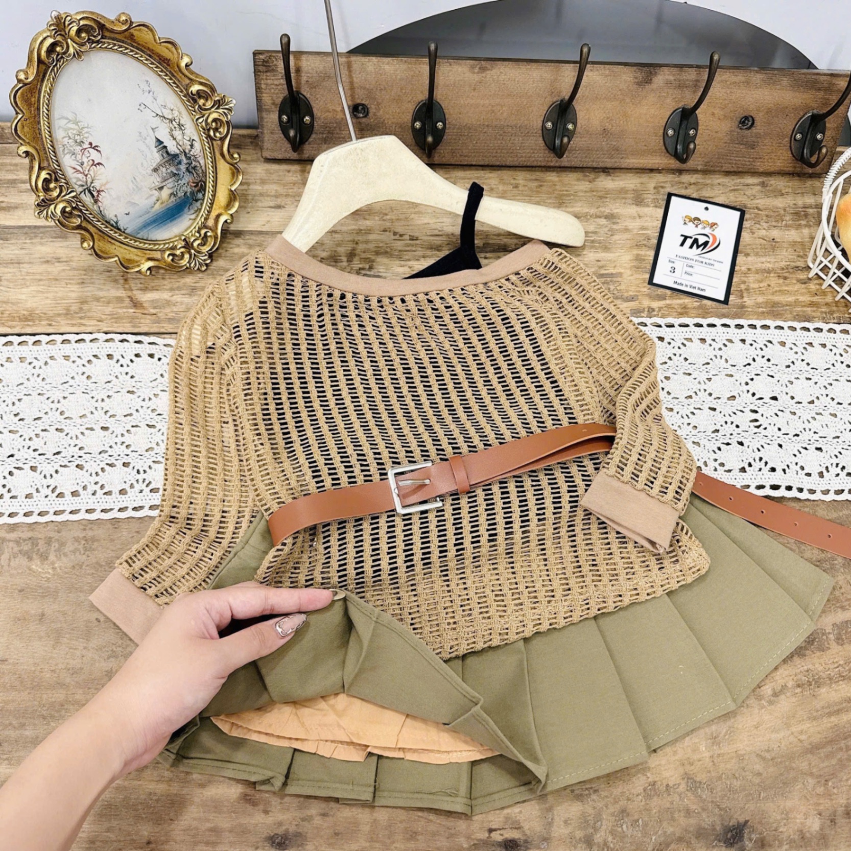 Sét 4 chi tiết áo lưới nâu cv dập ly bé gái