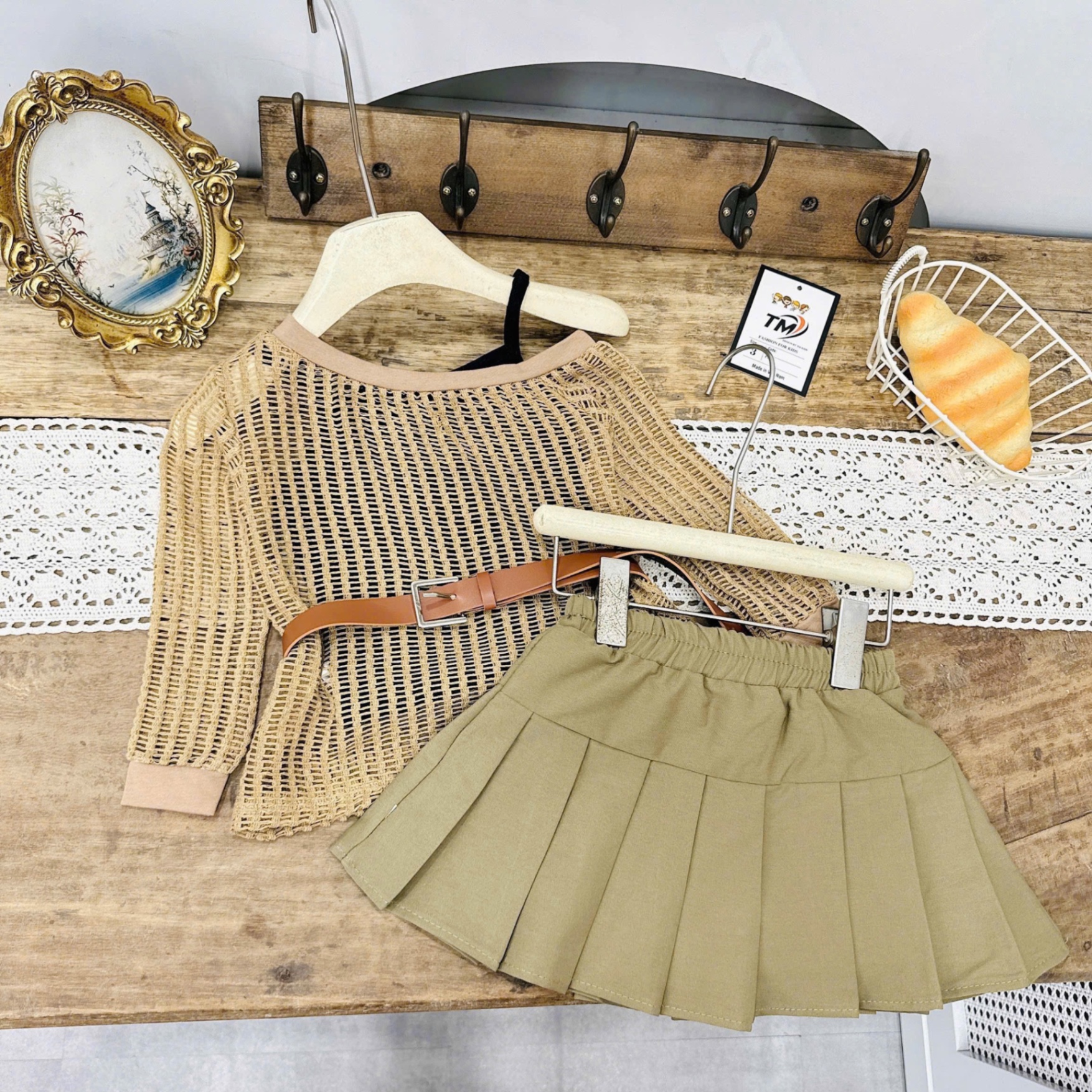 Sét 4 chi tiết áo lưới nâu cv dập ly bé gái