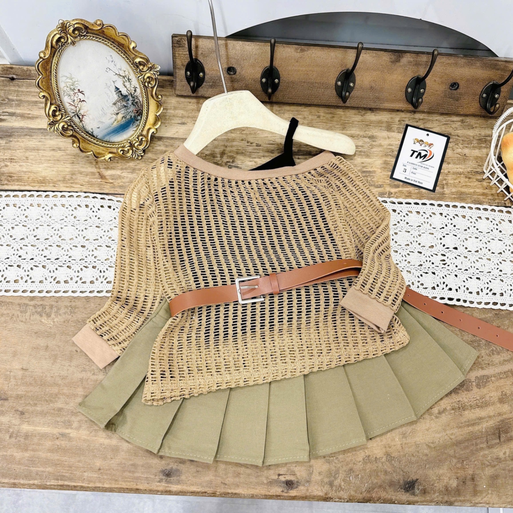 Sét 4 chi tiết áo lưới nâu cv dập ly bé gái