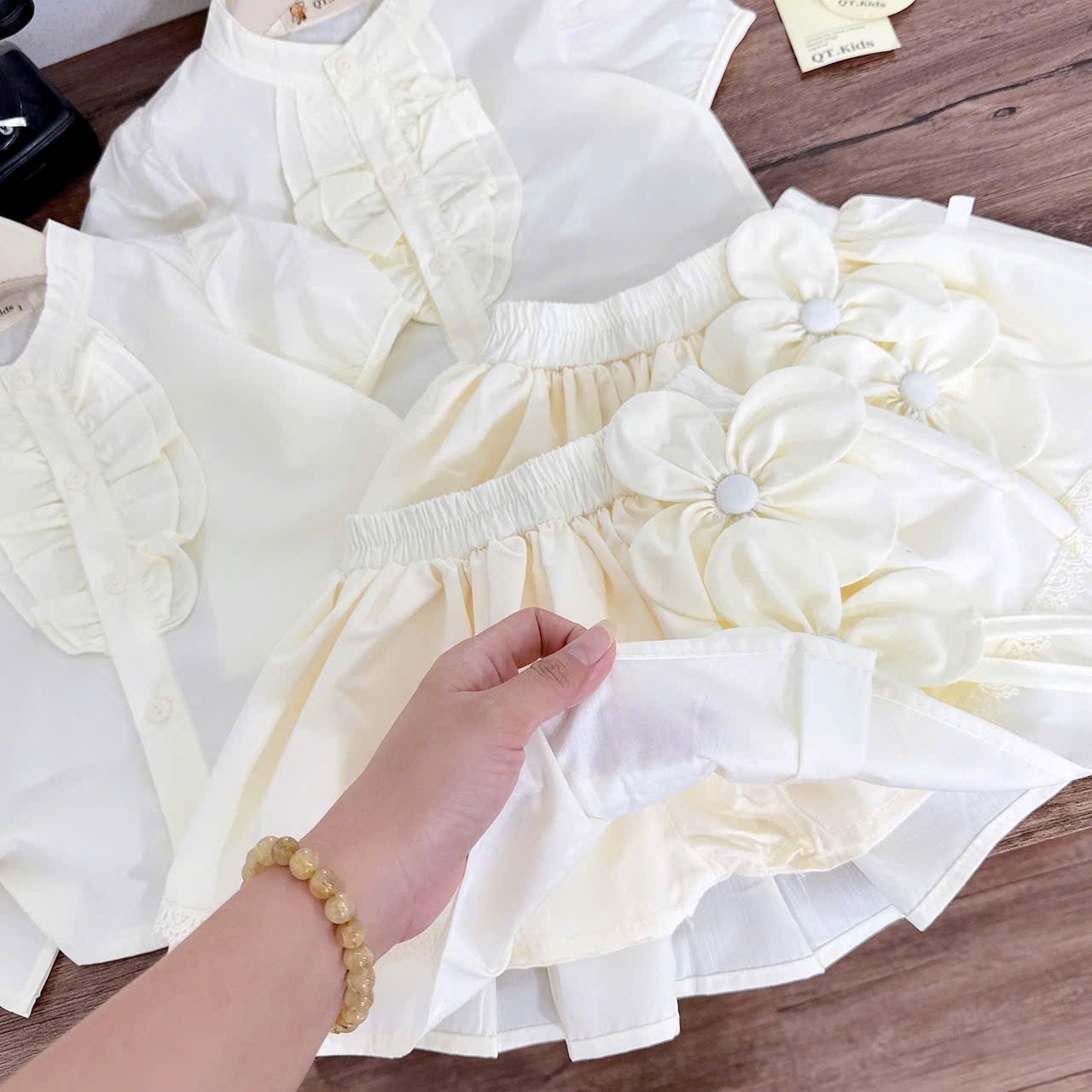 Sét bộ áo sơ mi cv tầng đính hoa kem bé gái