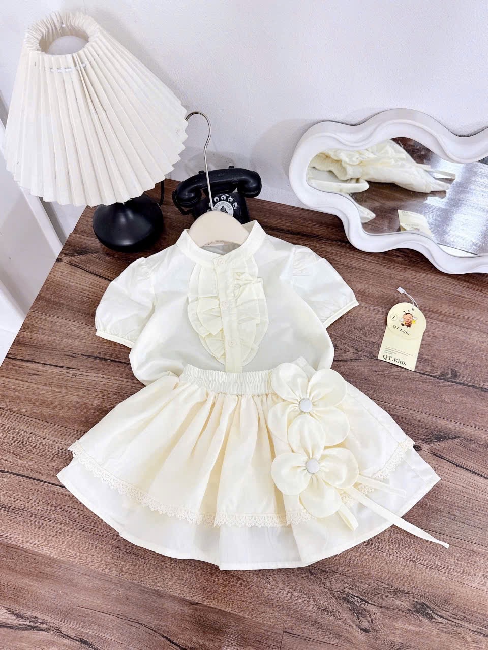 Sét bộ áo sơ mi cv tầng đính hoa kem bé gái