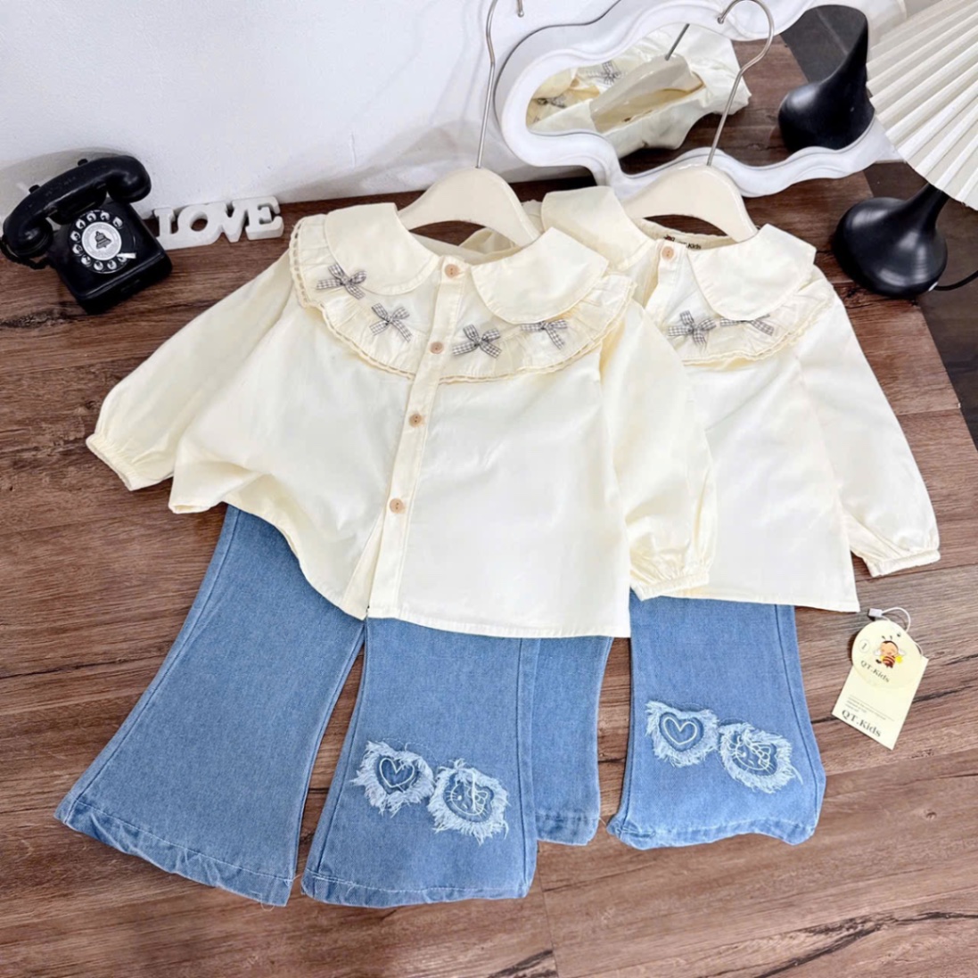 .Sét bộ áo sơ mi cổ viền nơ quần bò loe bé gái