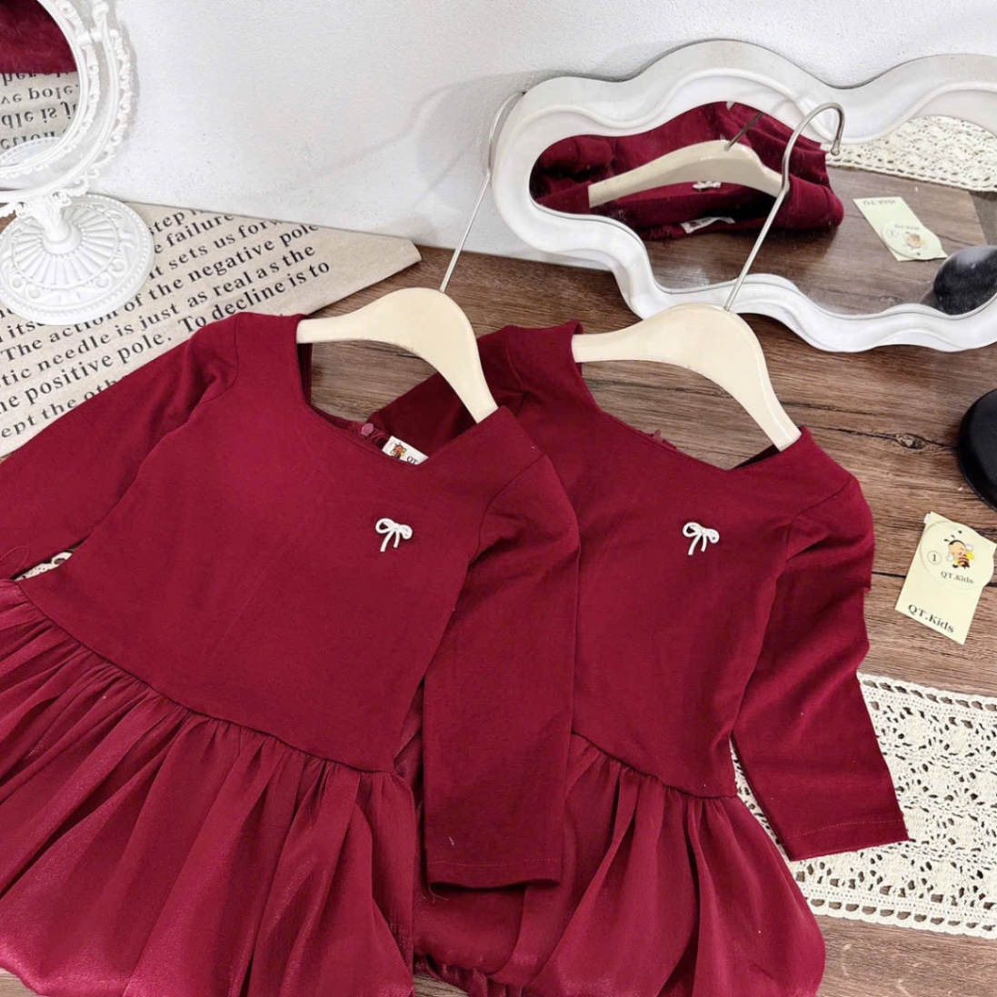Sét váy đỏ cổ vuông thân bồng bé gái
