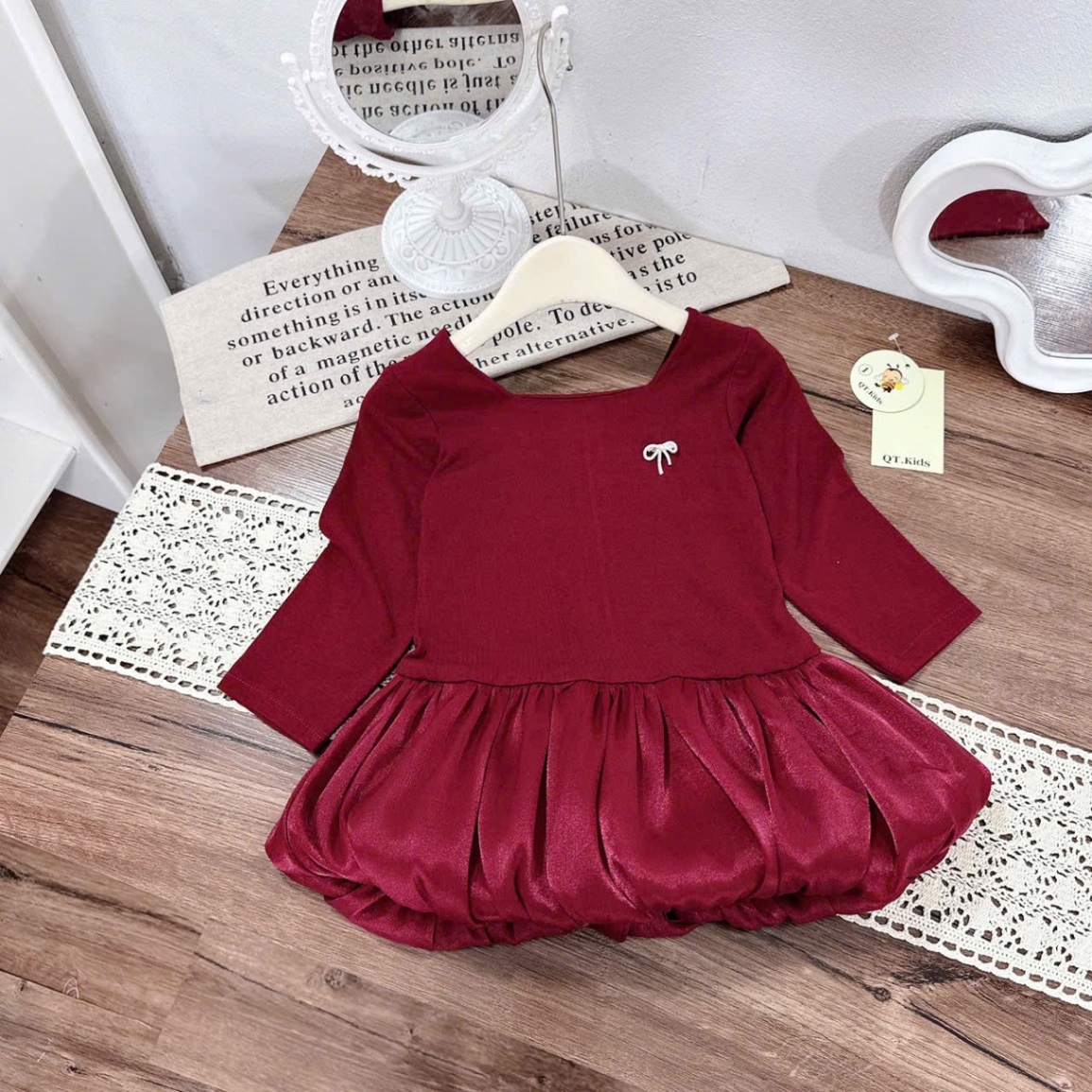 Sét váy đỏ cổ vuông thân bồng bé gái