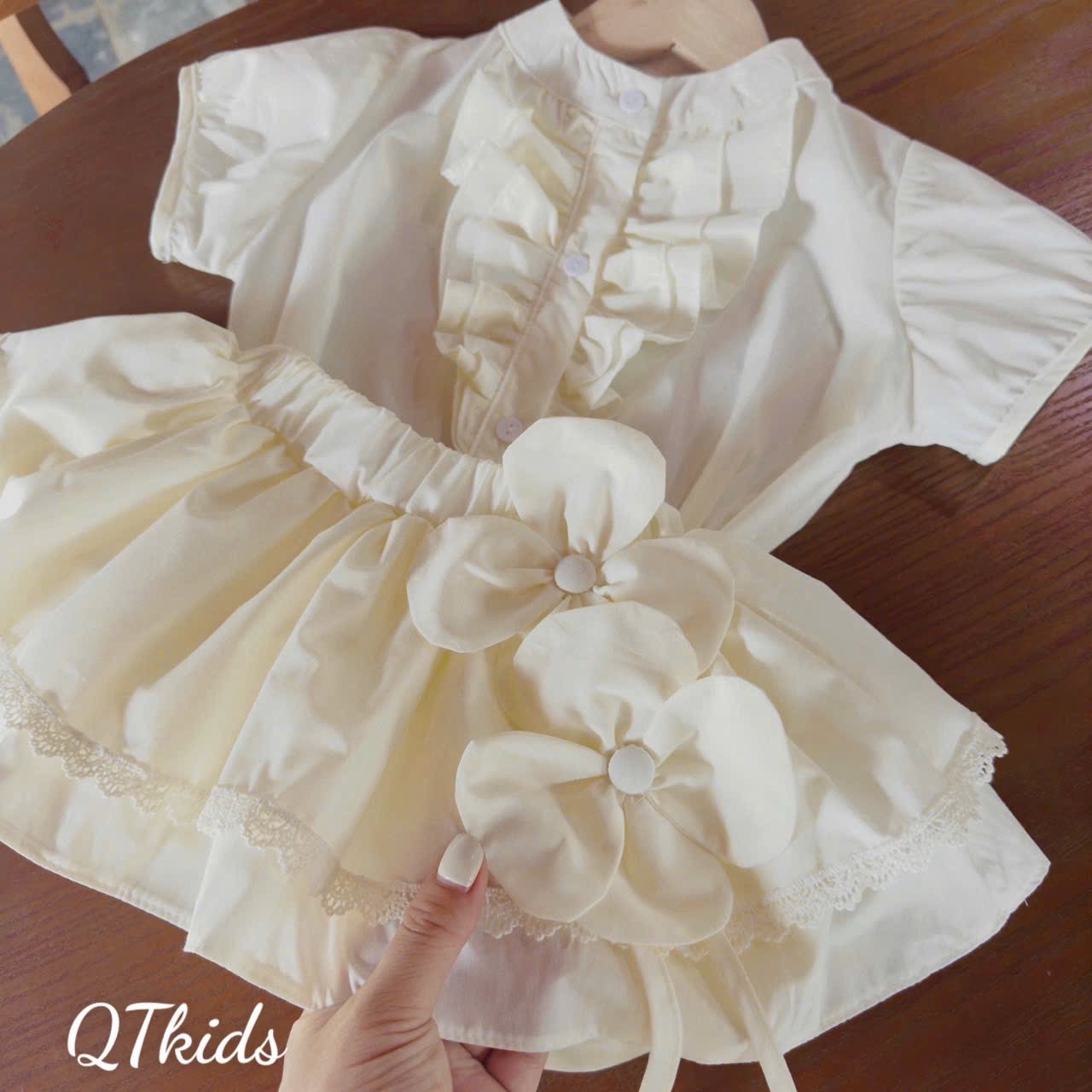 Sét bộ áo sơ mi cv tầng đính hoa kem bé gái