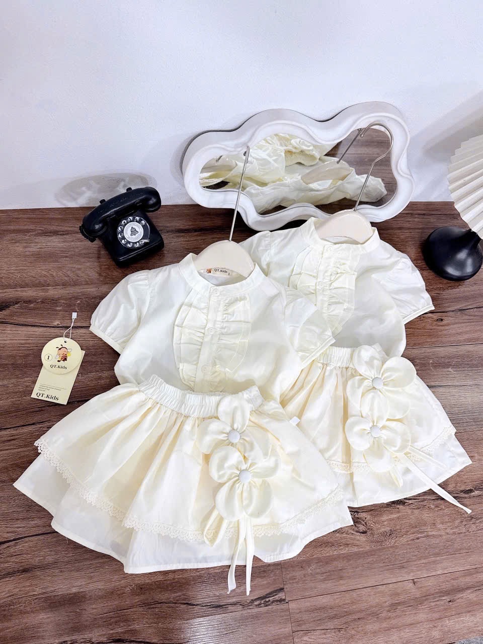 Sét bộ áo sơ mi cv tầng đính hoa kem bé gái