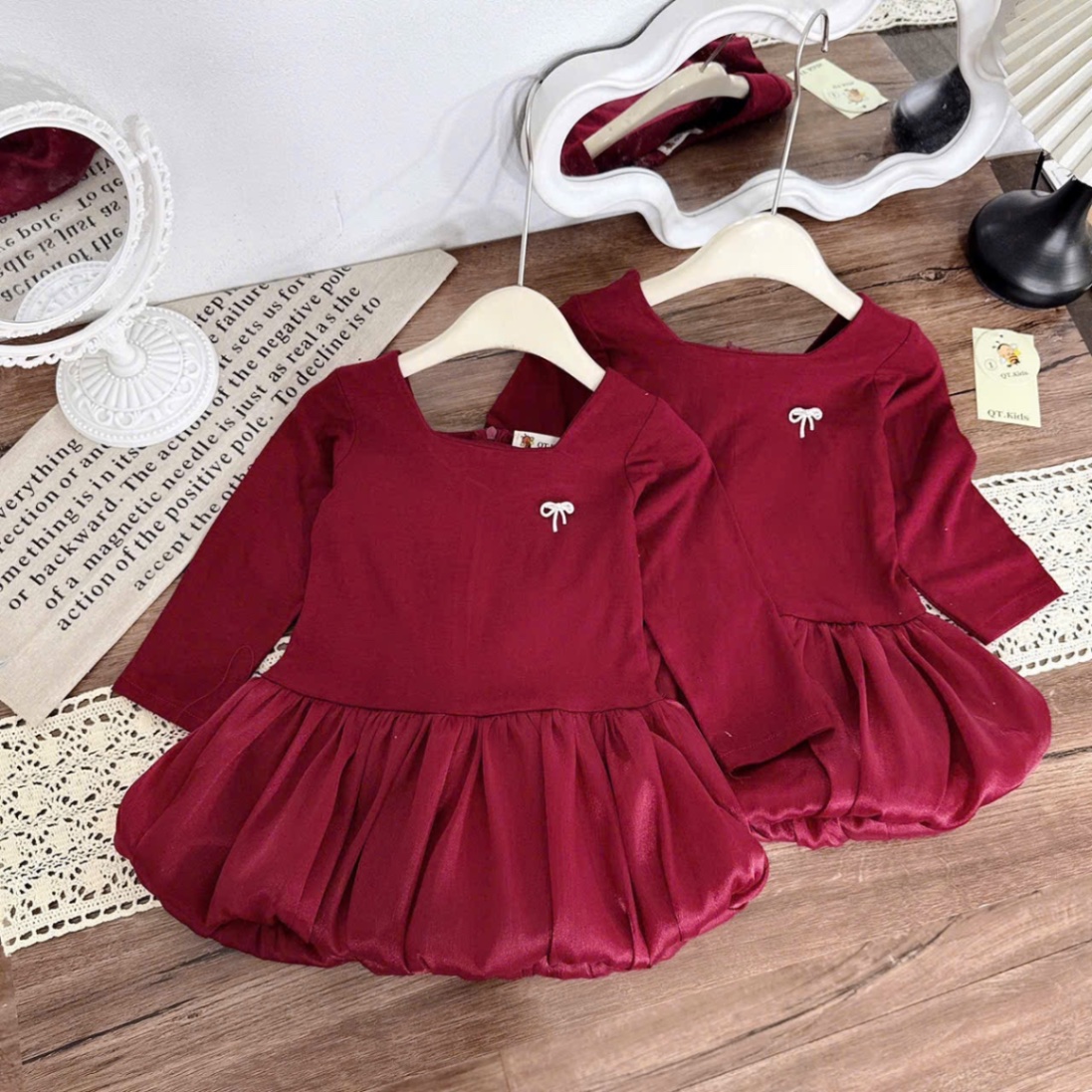 Sét váy đỏ cổ vuông thân bồng bé gái