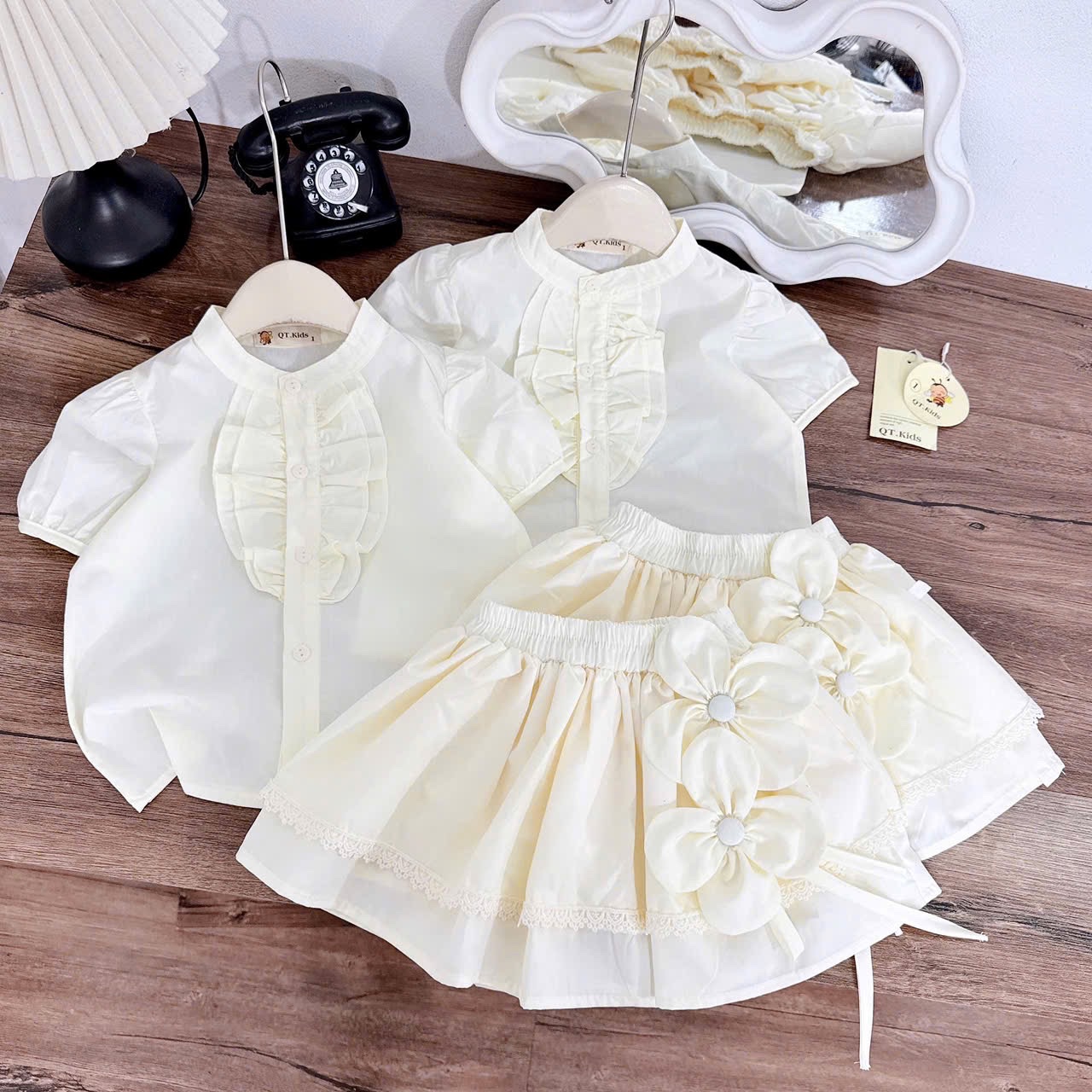 Sét bộ áo sơ mi cv tầng đính hoa kem bé gái