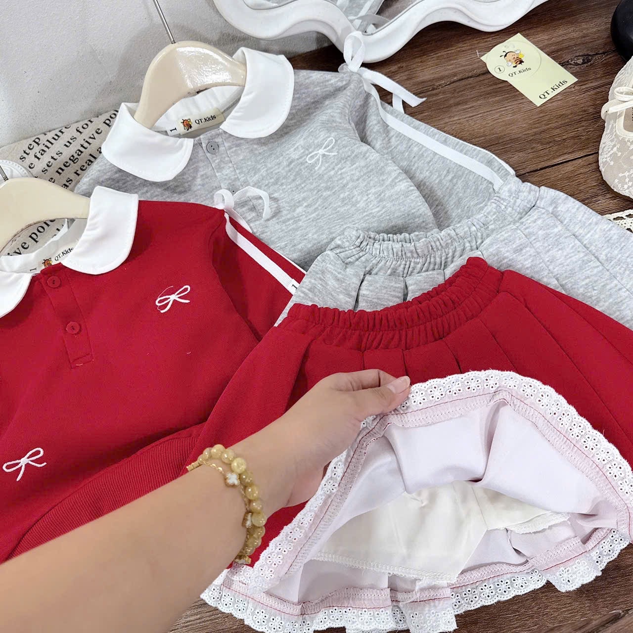 Sét bộ nỉ cổ trắng cv dập ly phối ren qt bé gái