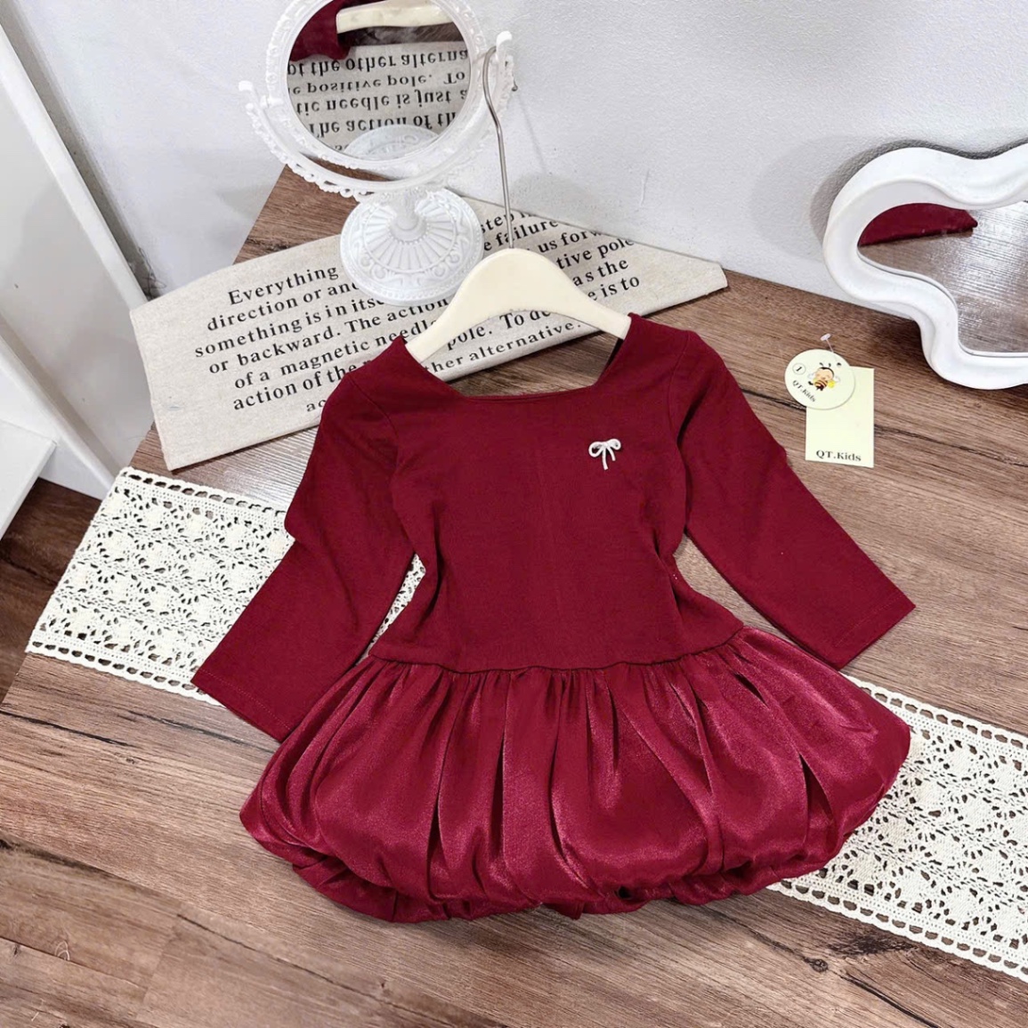 Sét váy đỏ cổ vuông thân bồng bé gái