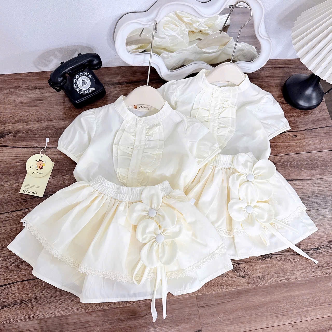 Sét bộ áo sơ mi cv tầng đính hoa kem bé gái