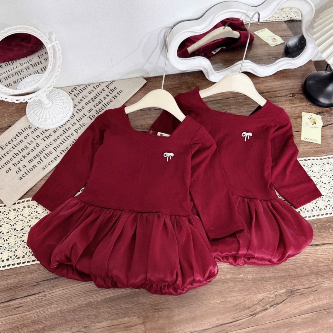 Sét váy đỏ cổ vuông thân bồng bé gái