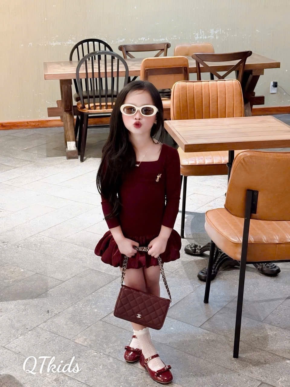 Sét váy đỏ cổ vuông thân bồng bé gái