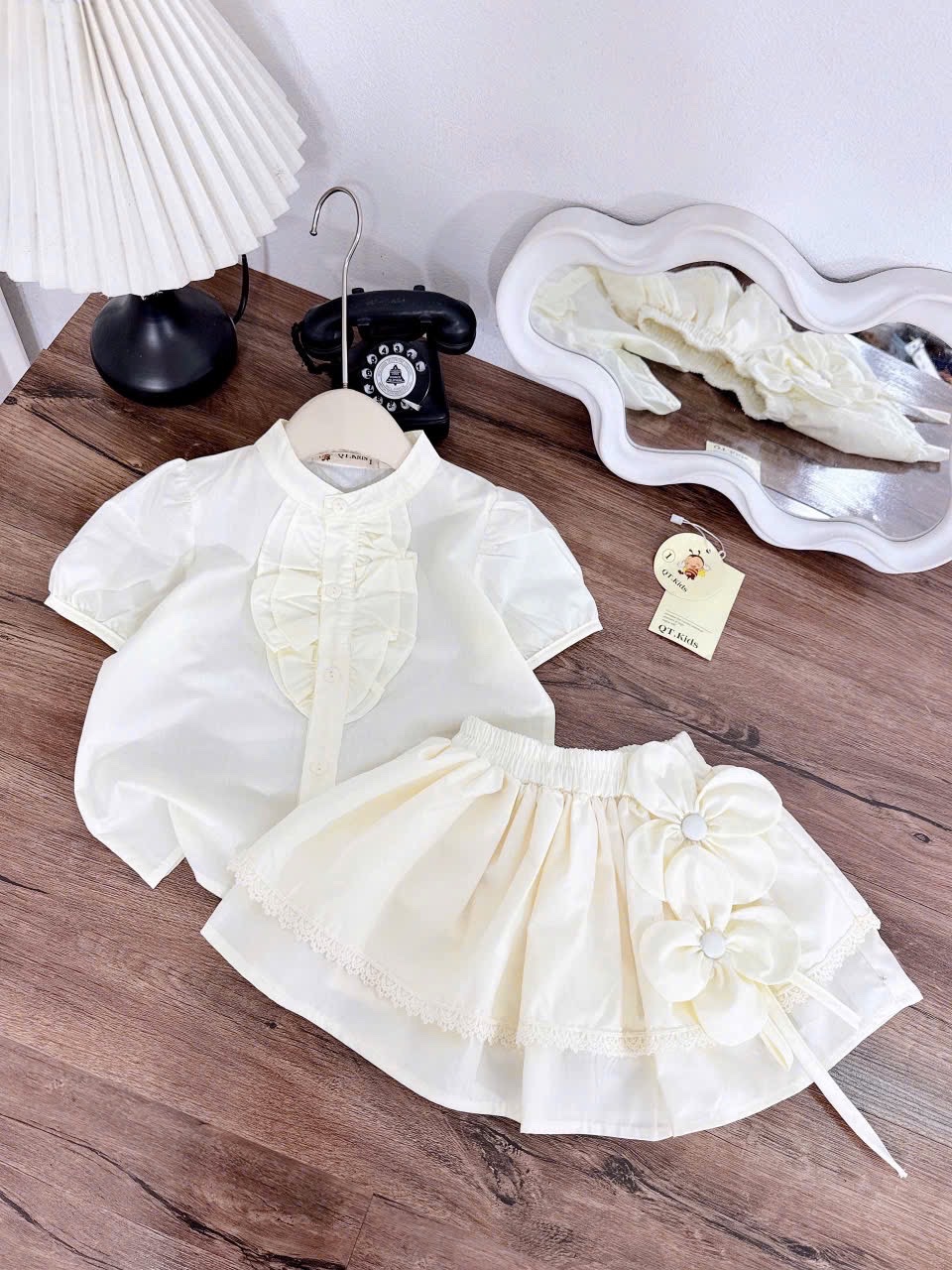Sét bộ áo sơ mi cv tầng đính hoa kem bé gái