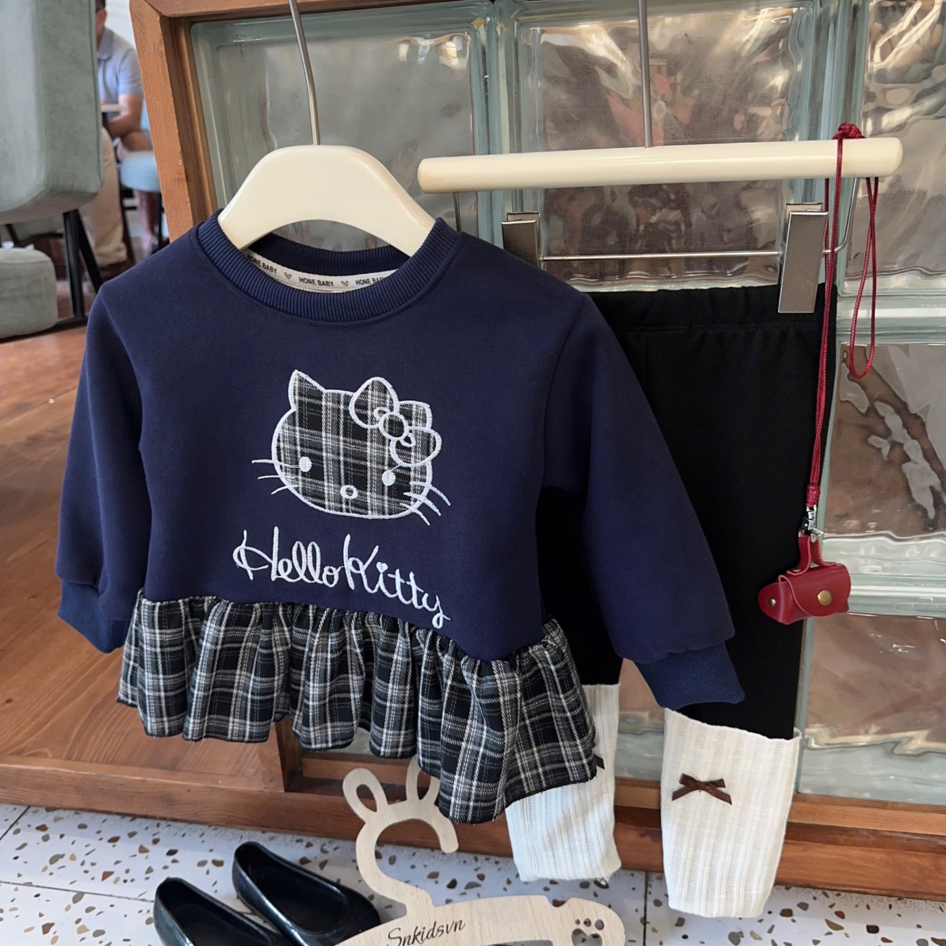 Sét bộ kitty thêu kẻ caro quần legging bé gái