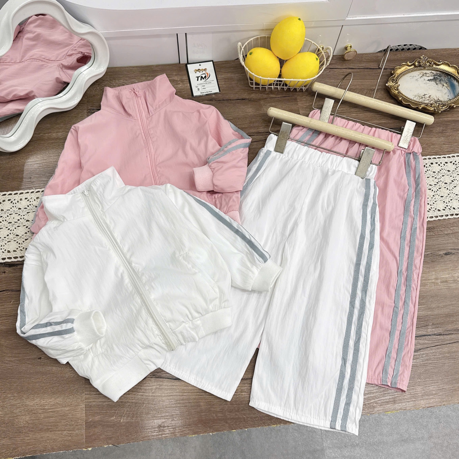 ,,,Bộ gió viền sọc cho bé gái