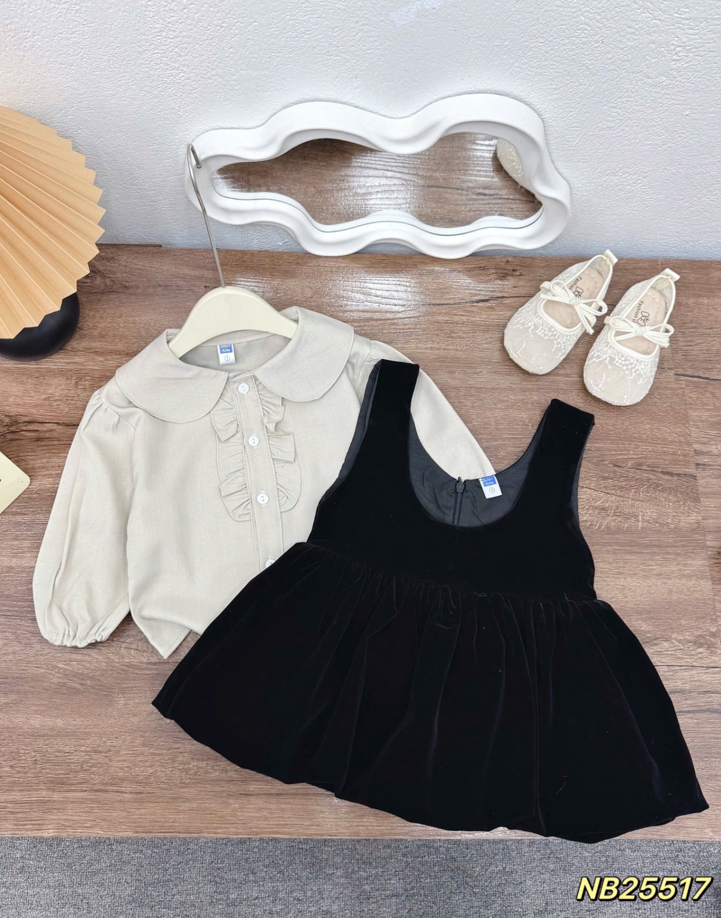 Sét áo cổ sen kèm váy nhung đen bn bé gái