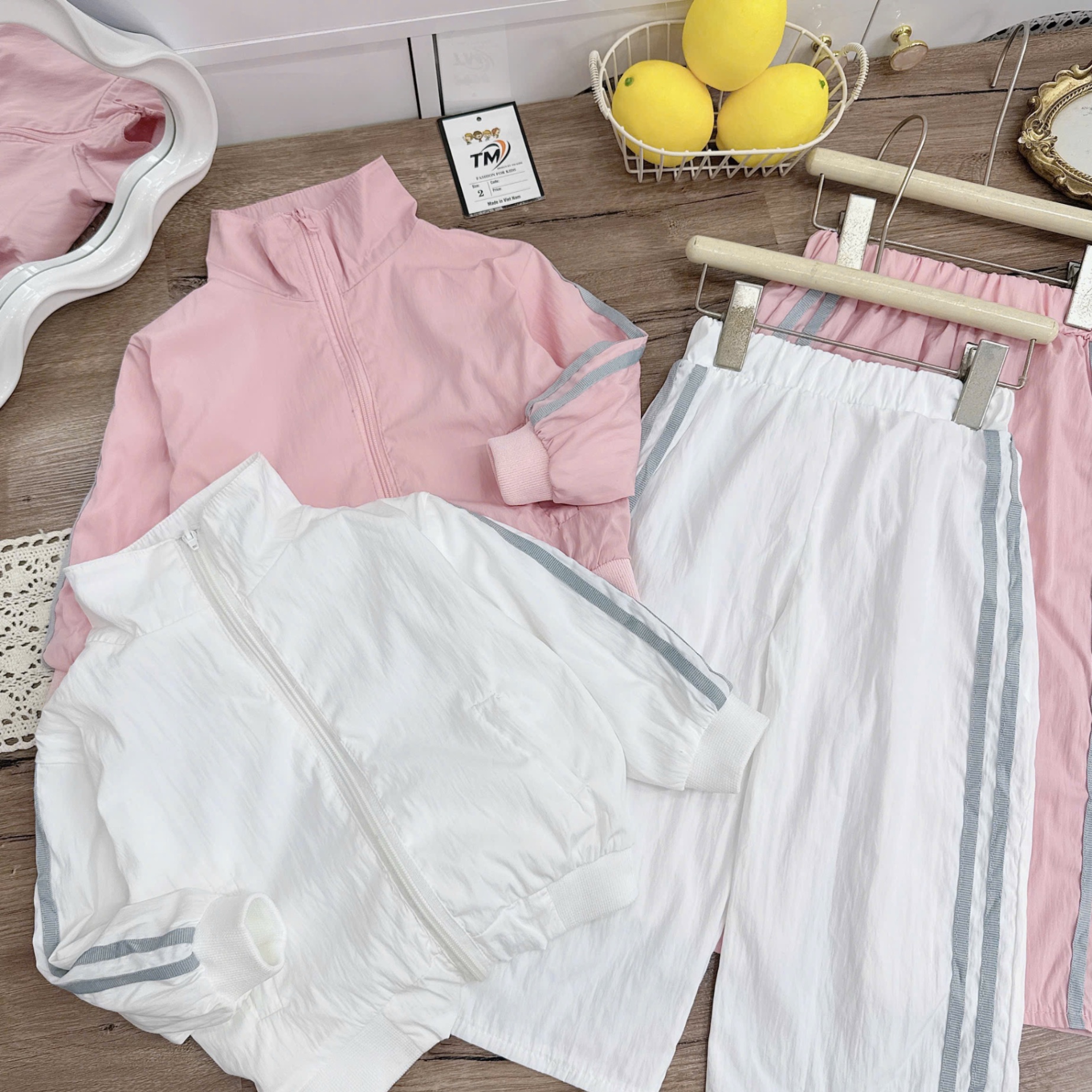 ,,,Bộ gió viền sọc cho bé gái