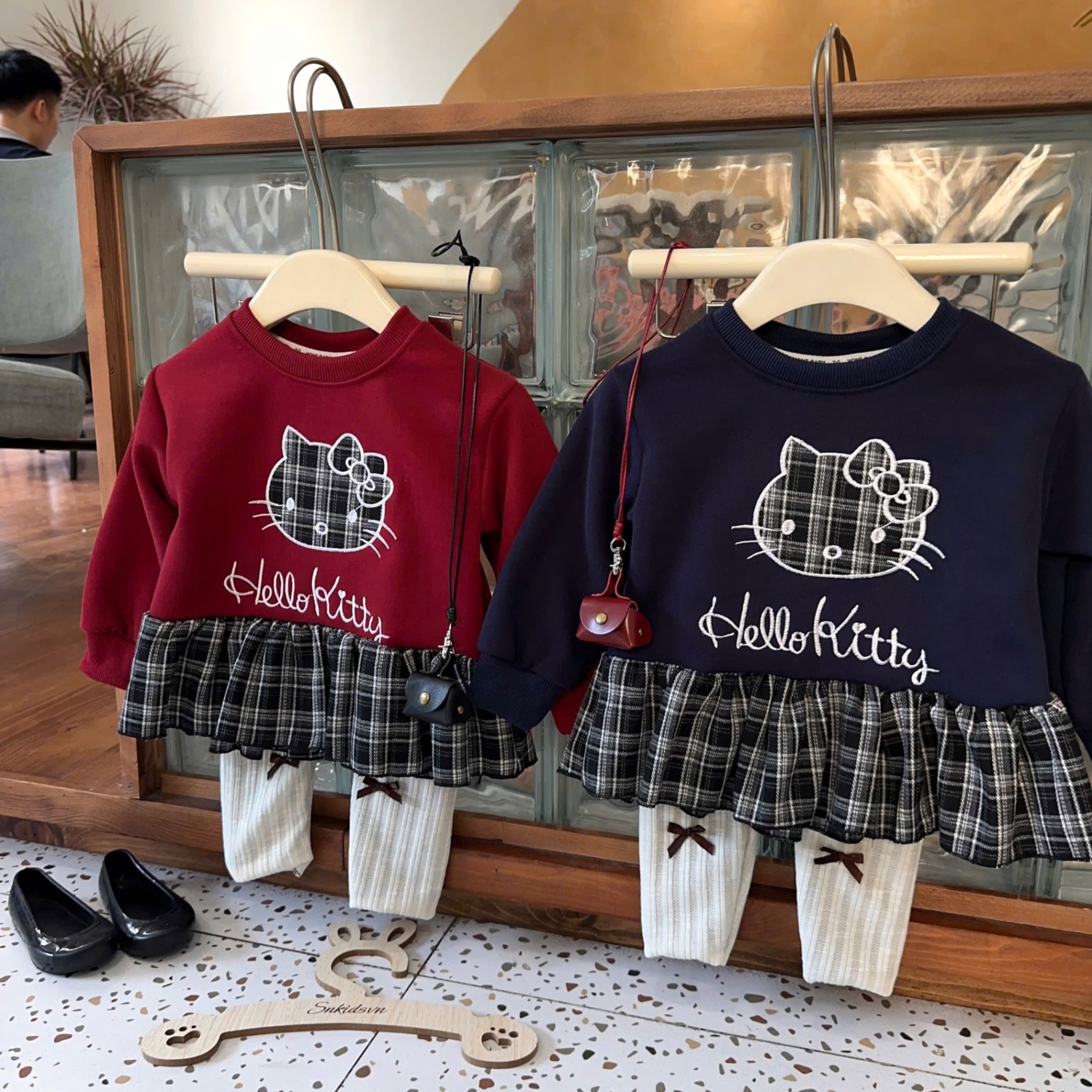 Sét bộ kitty thêu kẻ caro quần legging bé gái