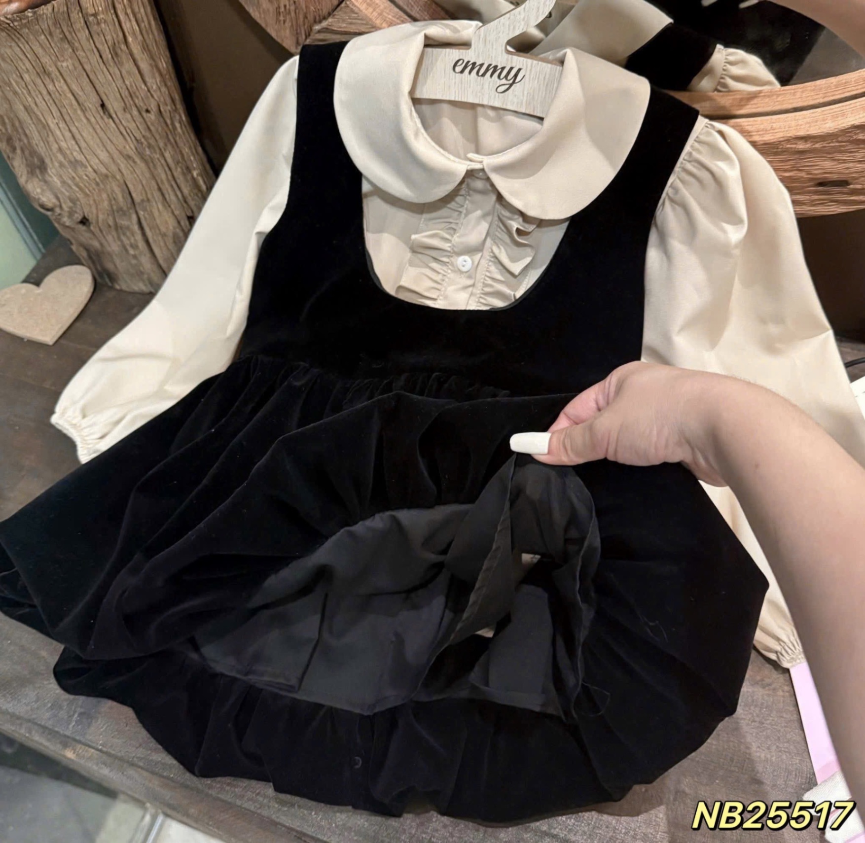 Sét áo cổ sen kèm váy nhung đen bn bé gái