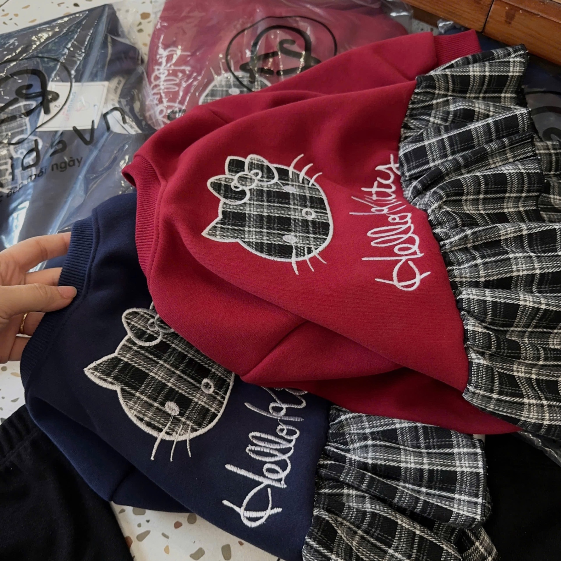 Sét bộ kitty thêu kẻ caro quần legging bé gái