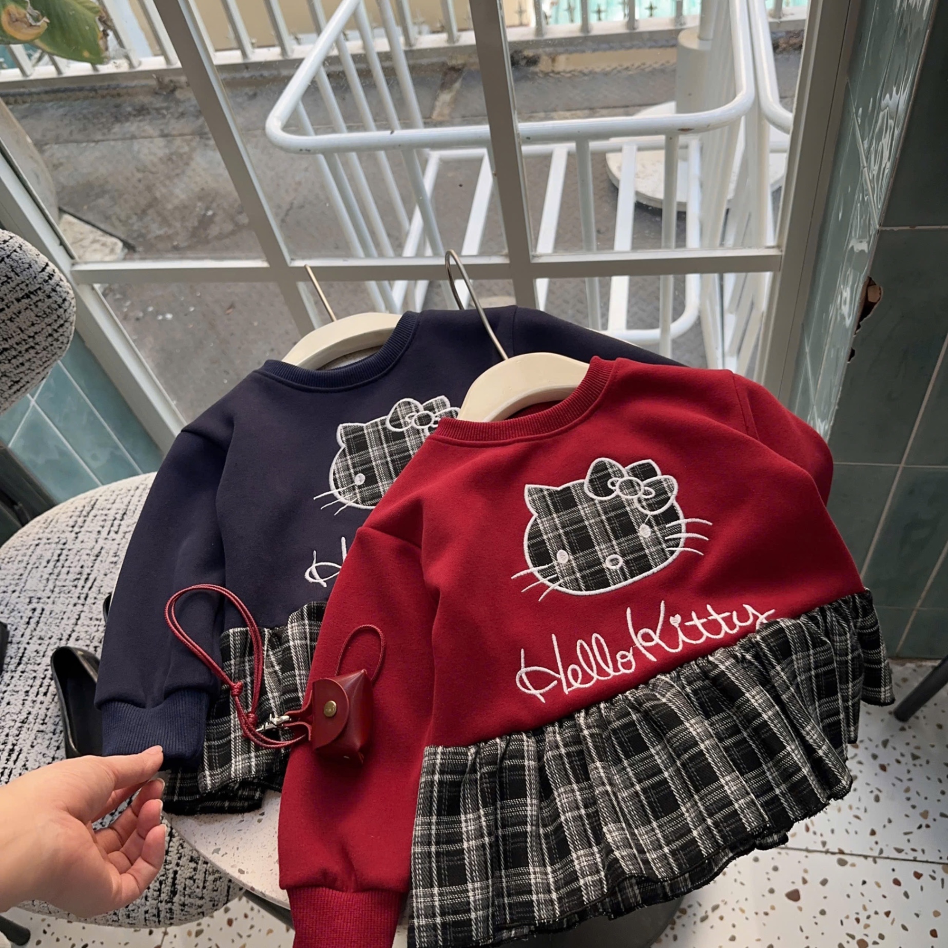 Sét bộ kitty thêu kẻ caro quần legging bé gái