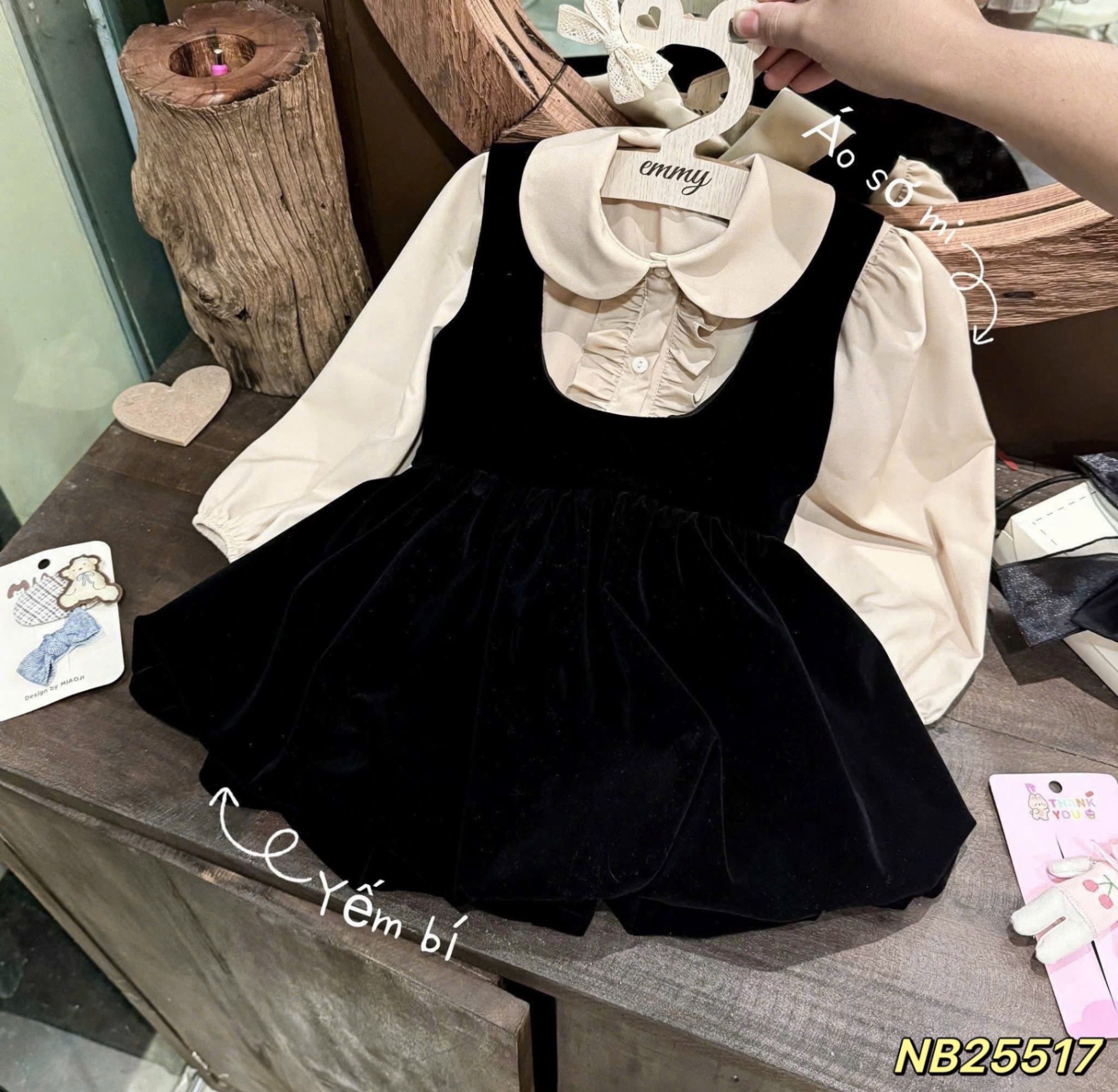 Sét áo cổ sen kèm váy nhung đen bn bé gái