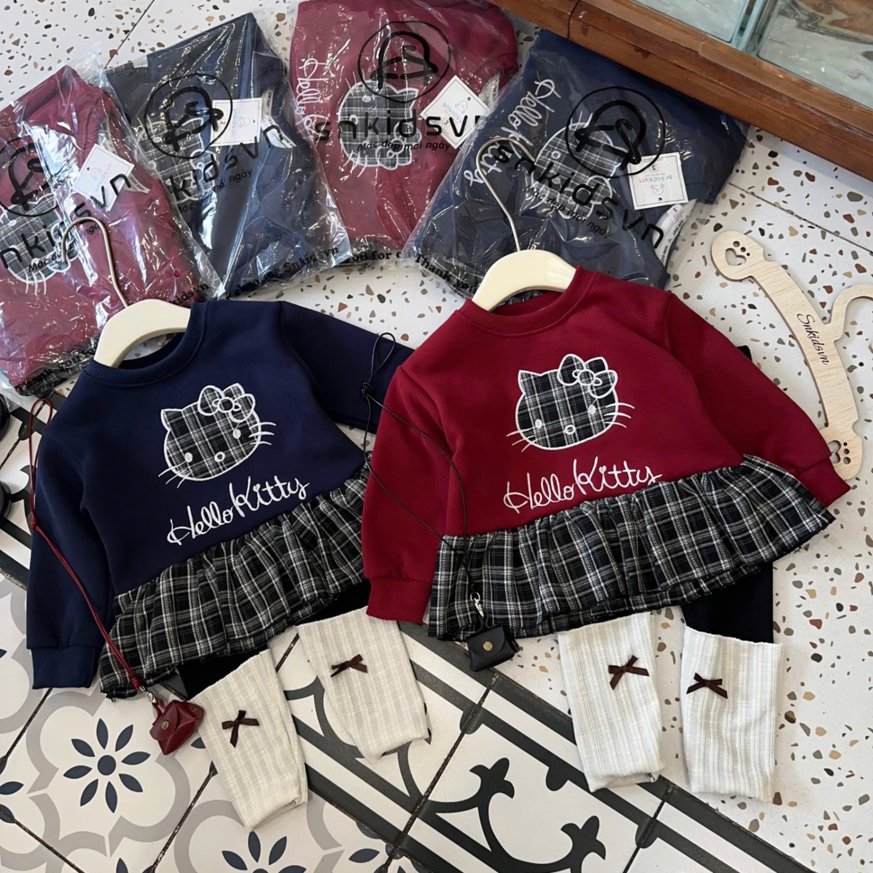 Sét bộ kitty thêu kẻ caro quần legging bé gái