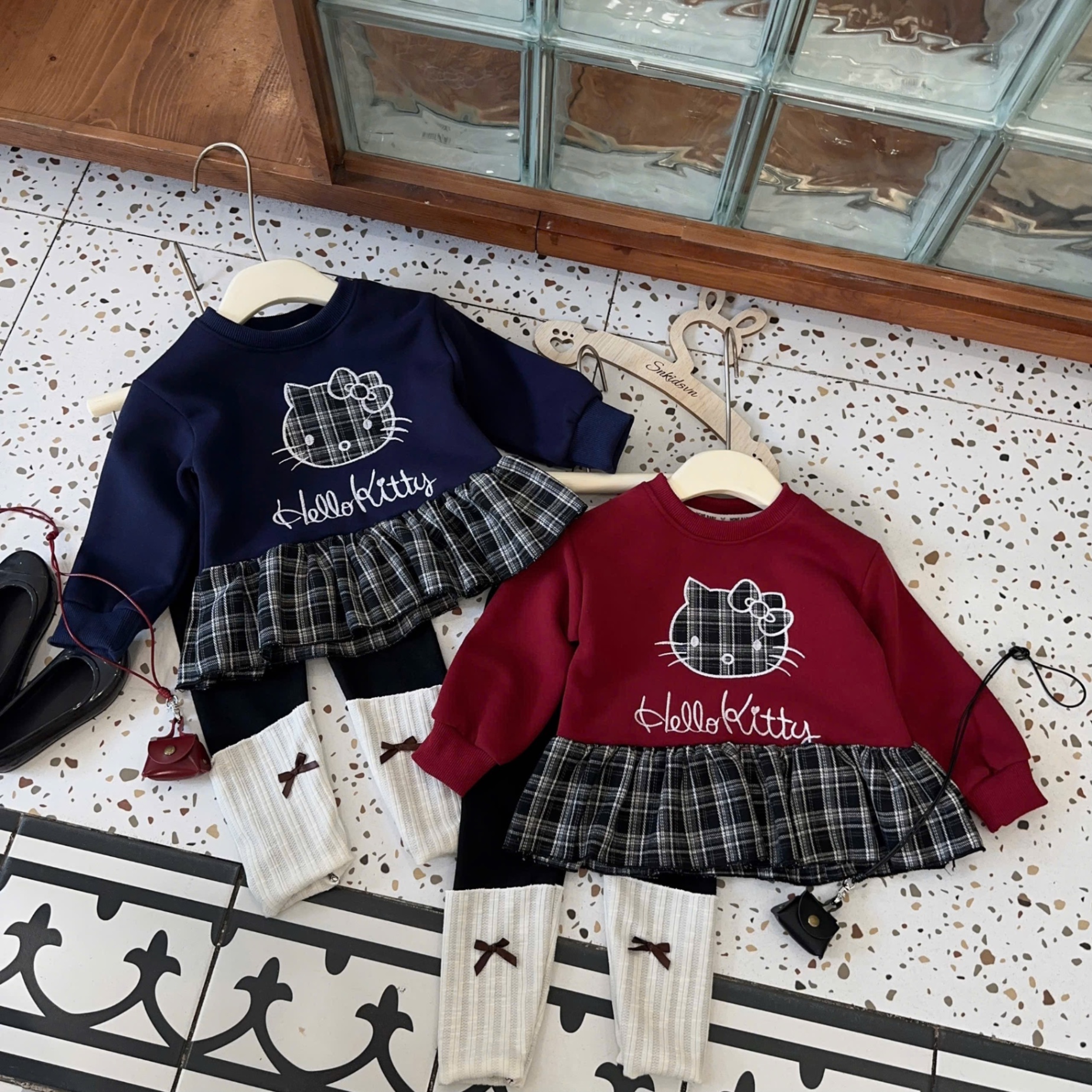 Sét bộ kitty thêu kẻ caro quần legging bé gái