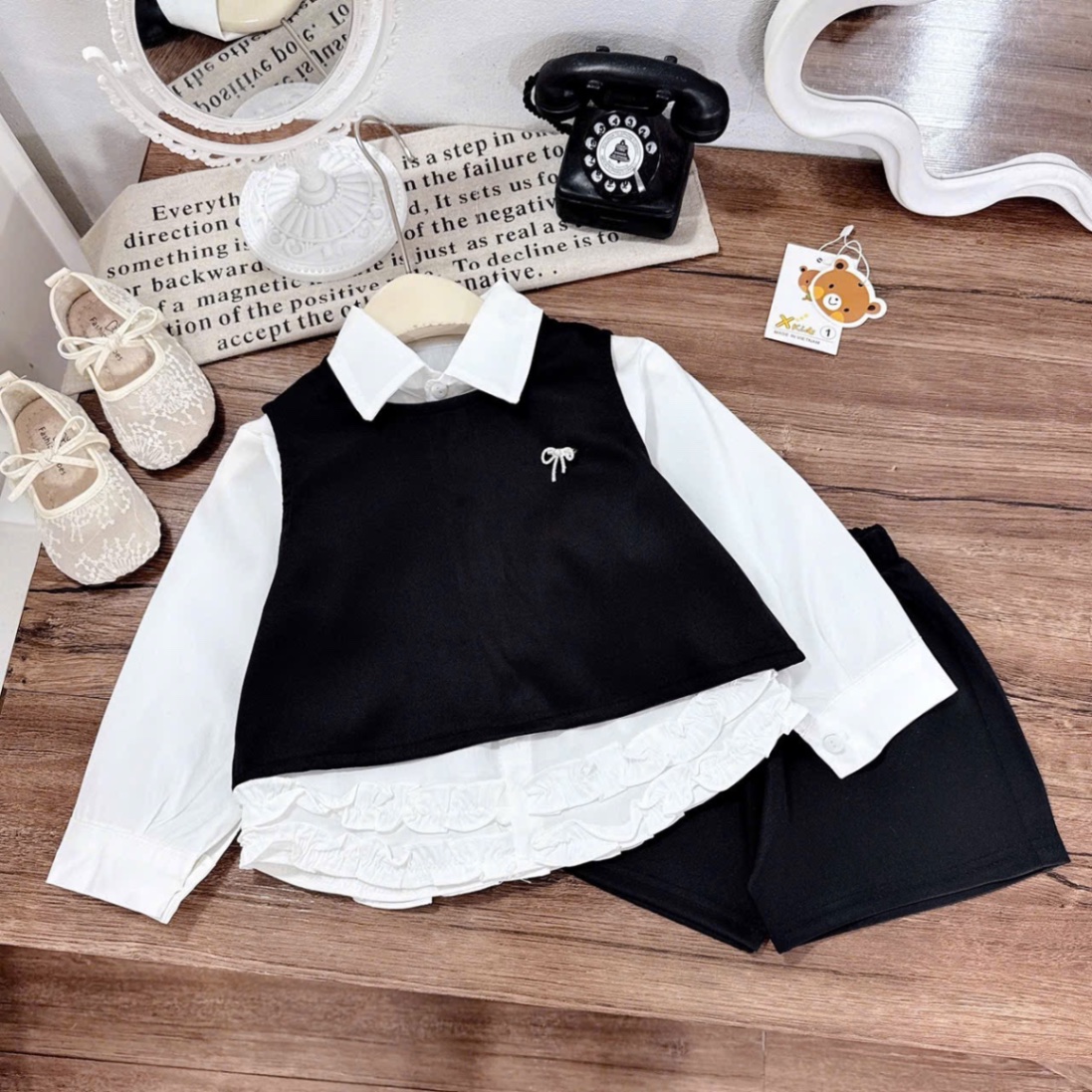 Sét 3 chi tiết gile kèm sơ mi quấn sooc bé gái