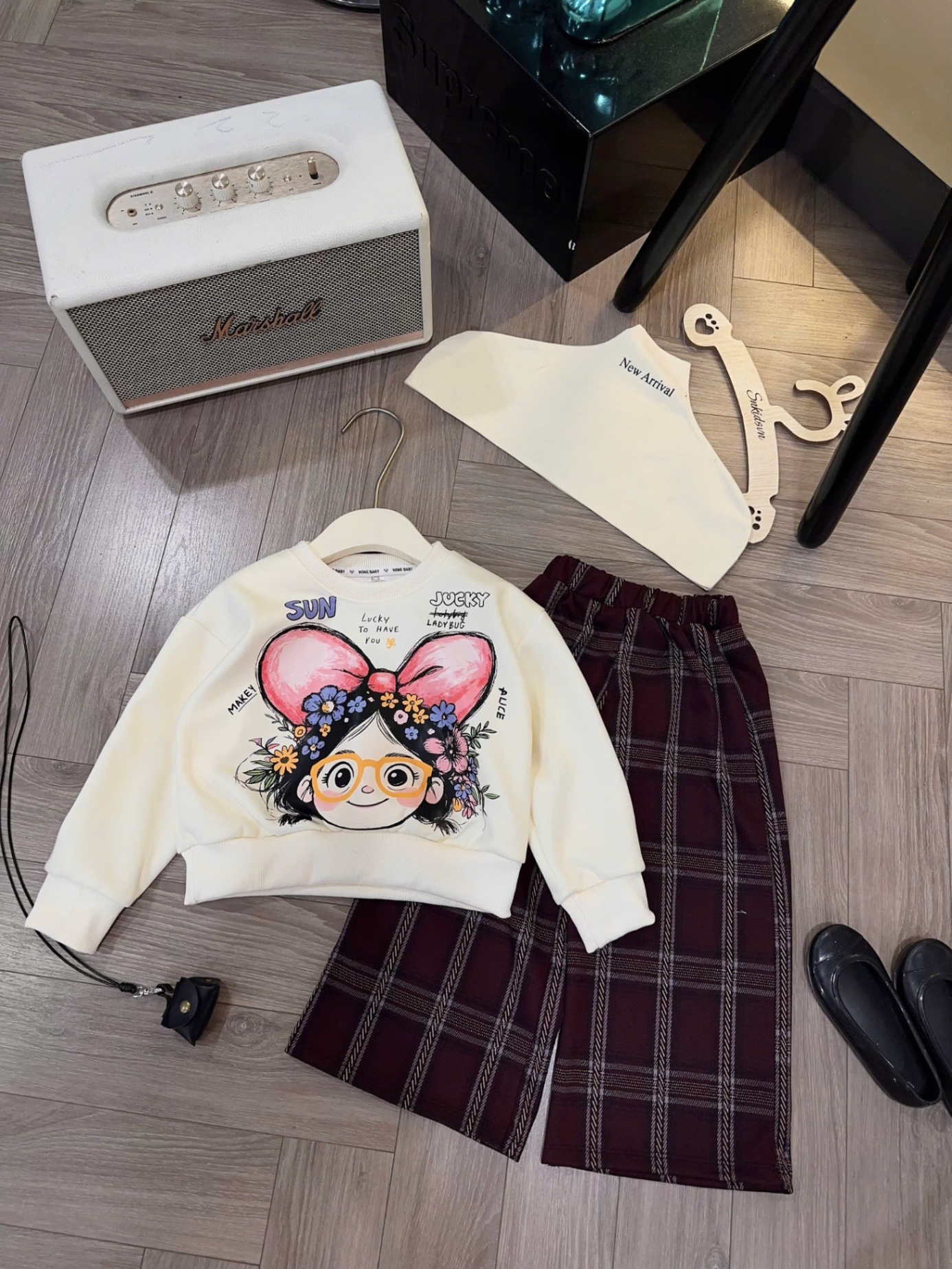 Sét bộ nỉ cô gái đeo nơ quần xuông kẻ bé gái